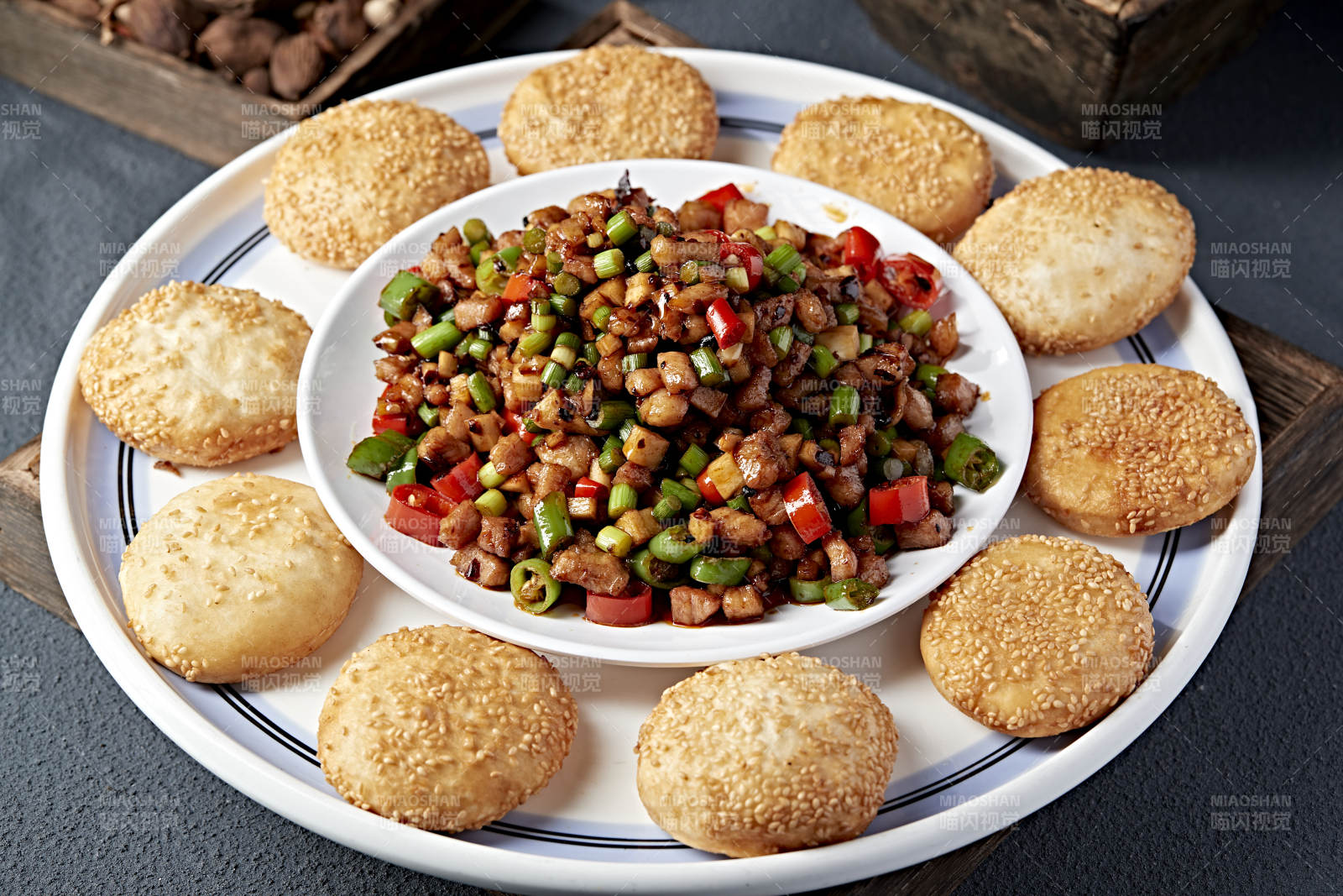 辣炒肉丁配酥饼图片