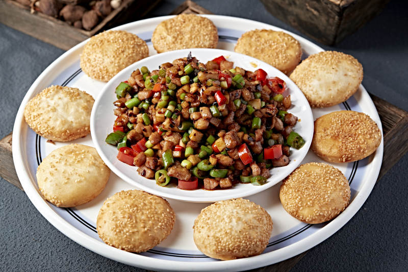 辣炒肉丁配酥饼图片