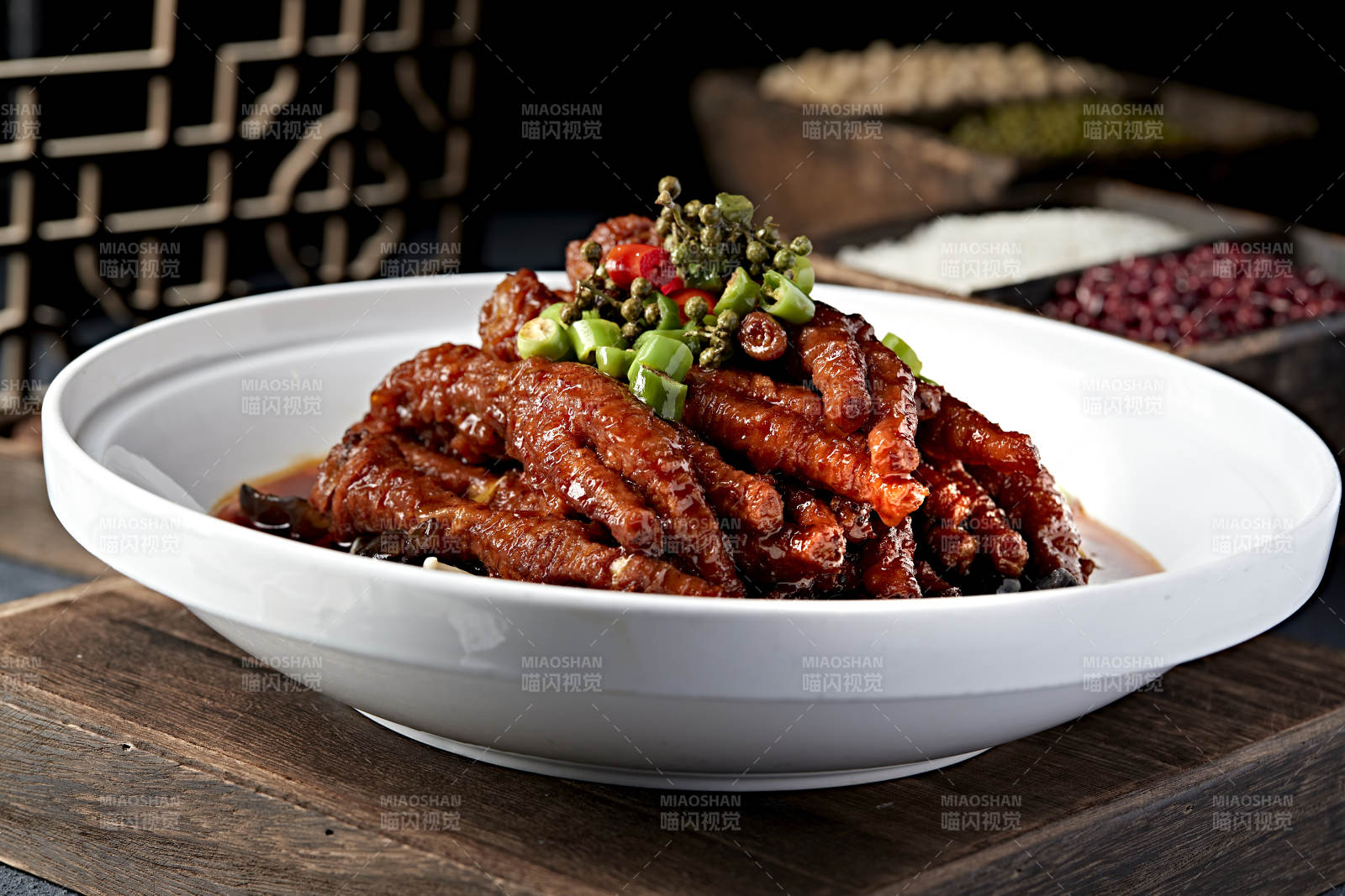 香辣凤爪配青椒图片