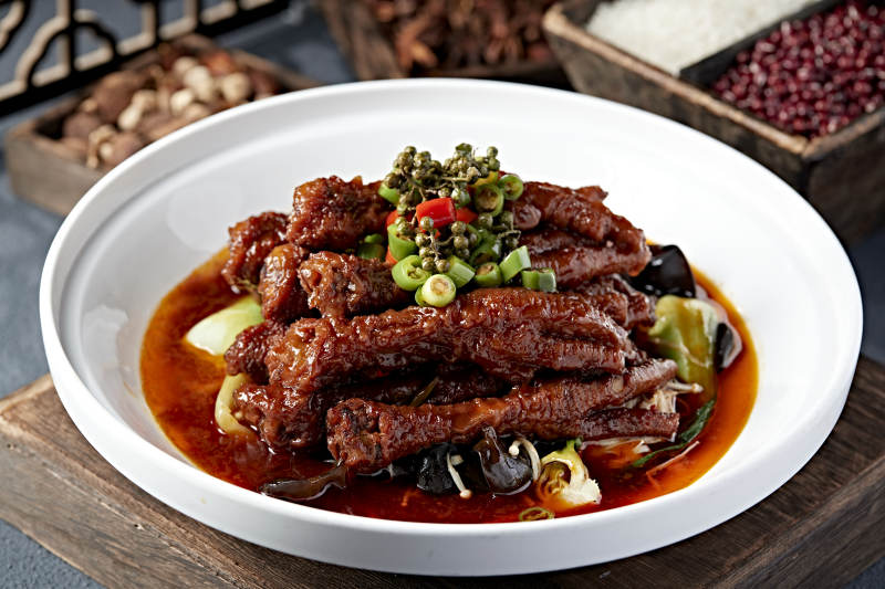 红烧鸭掌配青椒图片