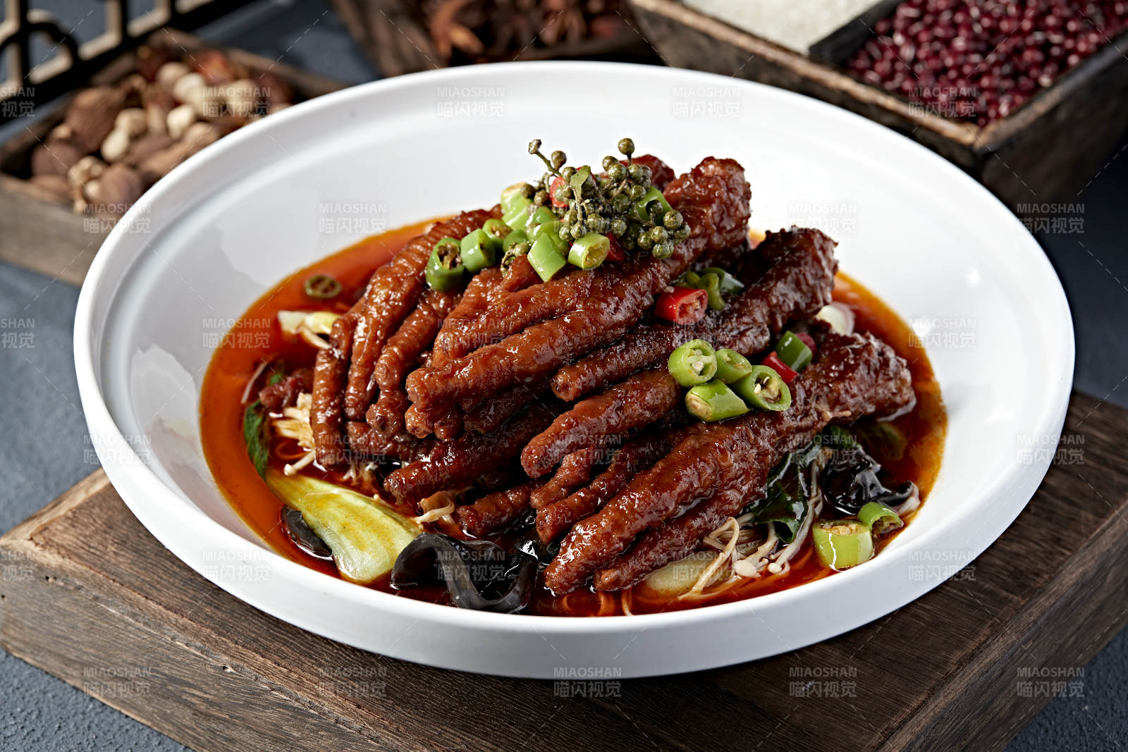 麻辣鸭掌配青椒图片