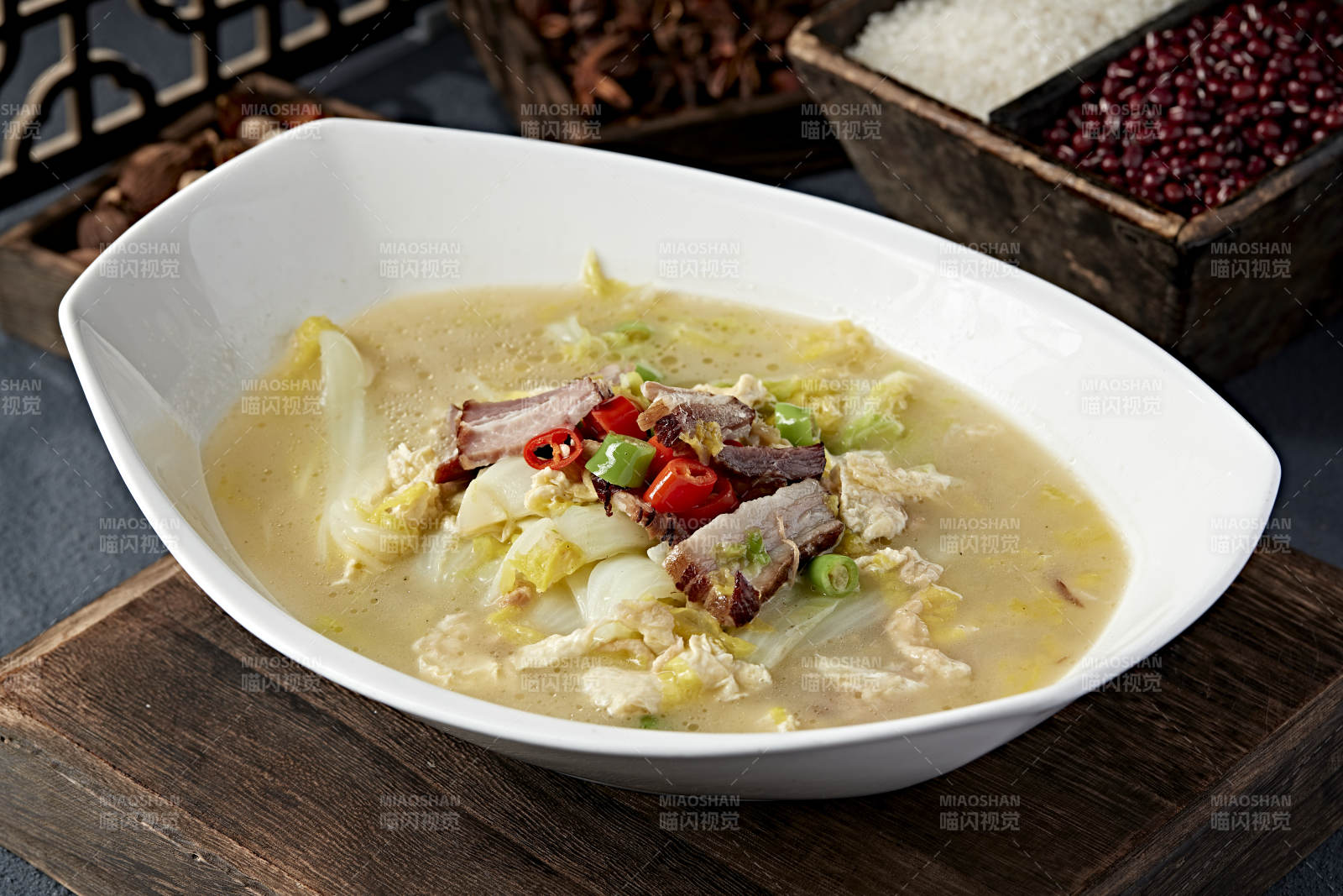 酸菜炖肉汤图片