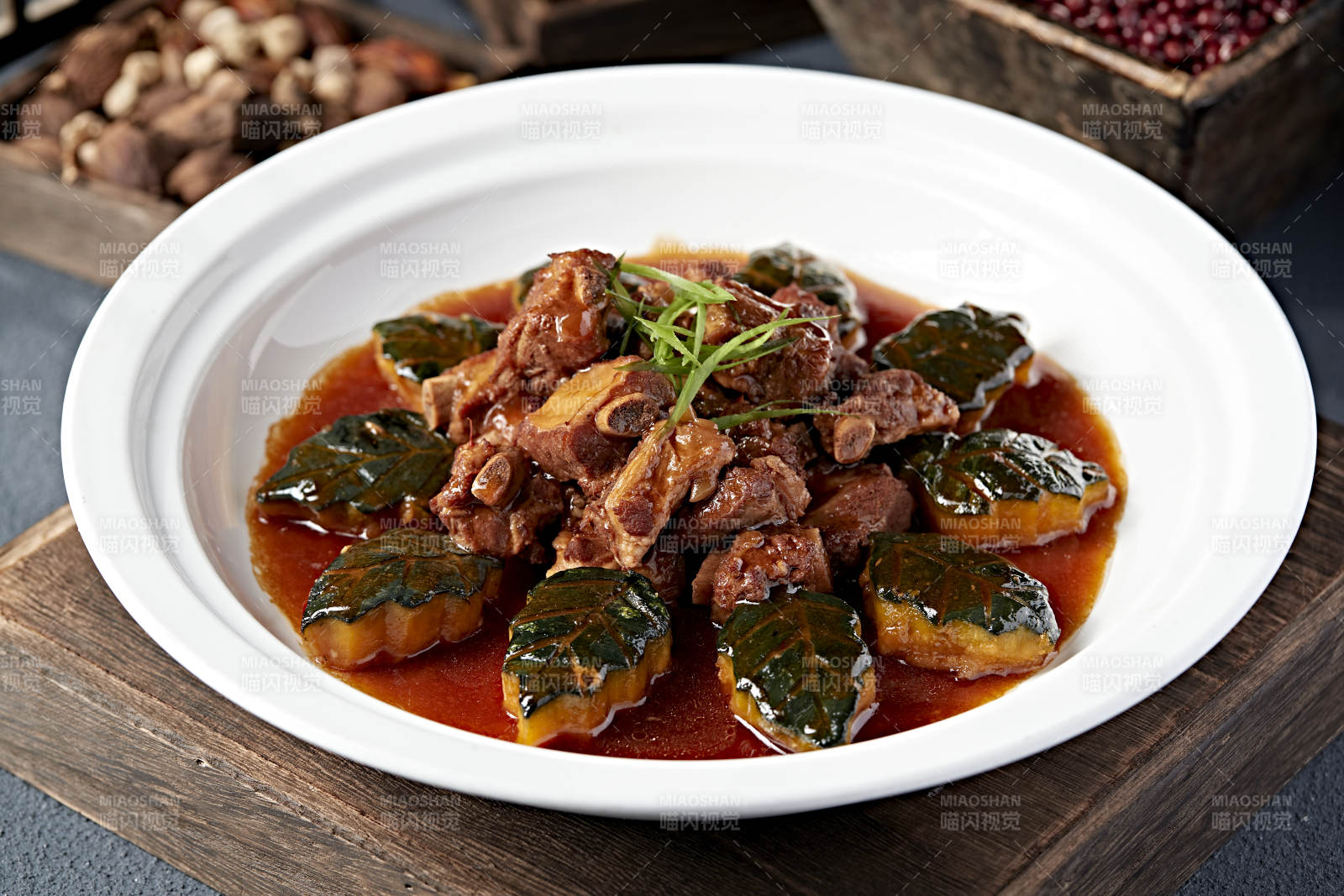 红烧肉配青菜图片