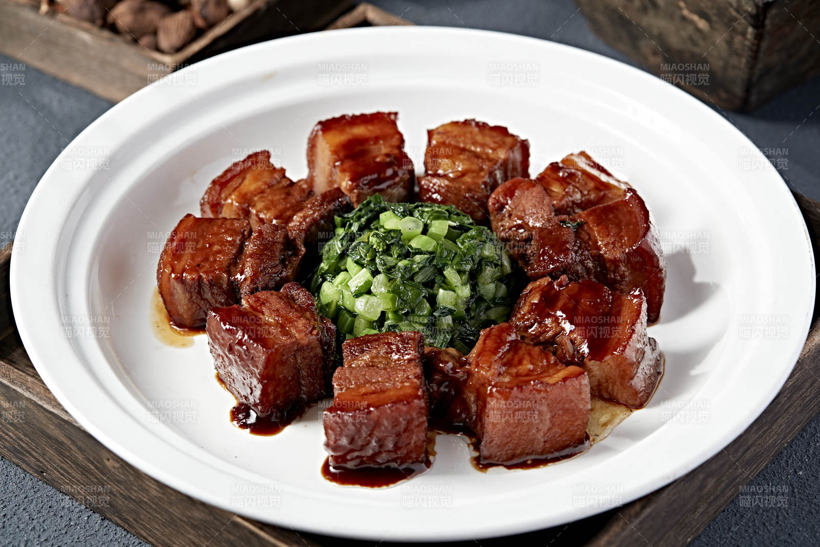 红烧肉配青菜图片