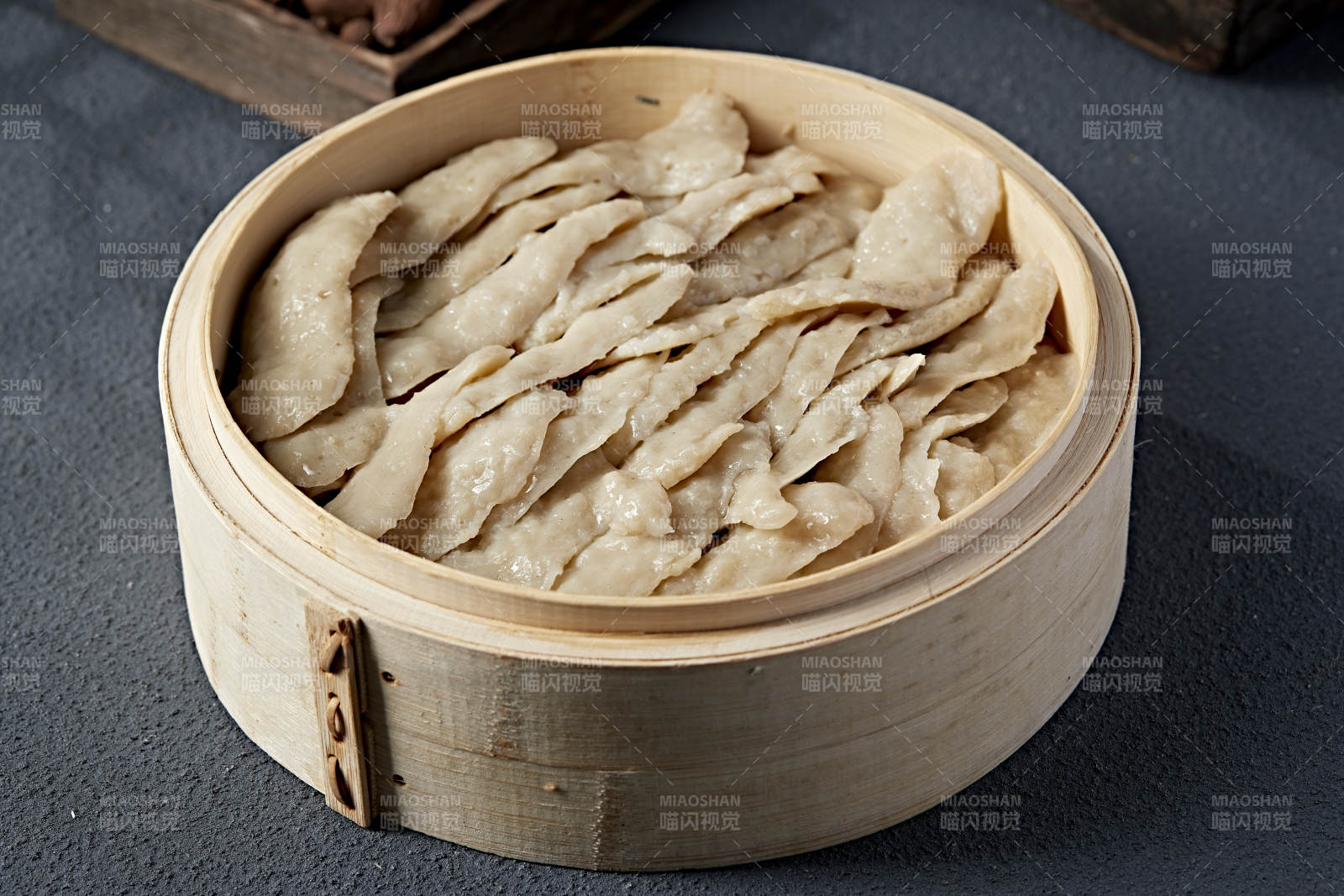 蒸饺盛于竹笼图片