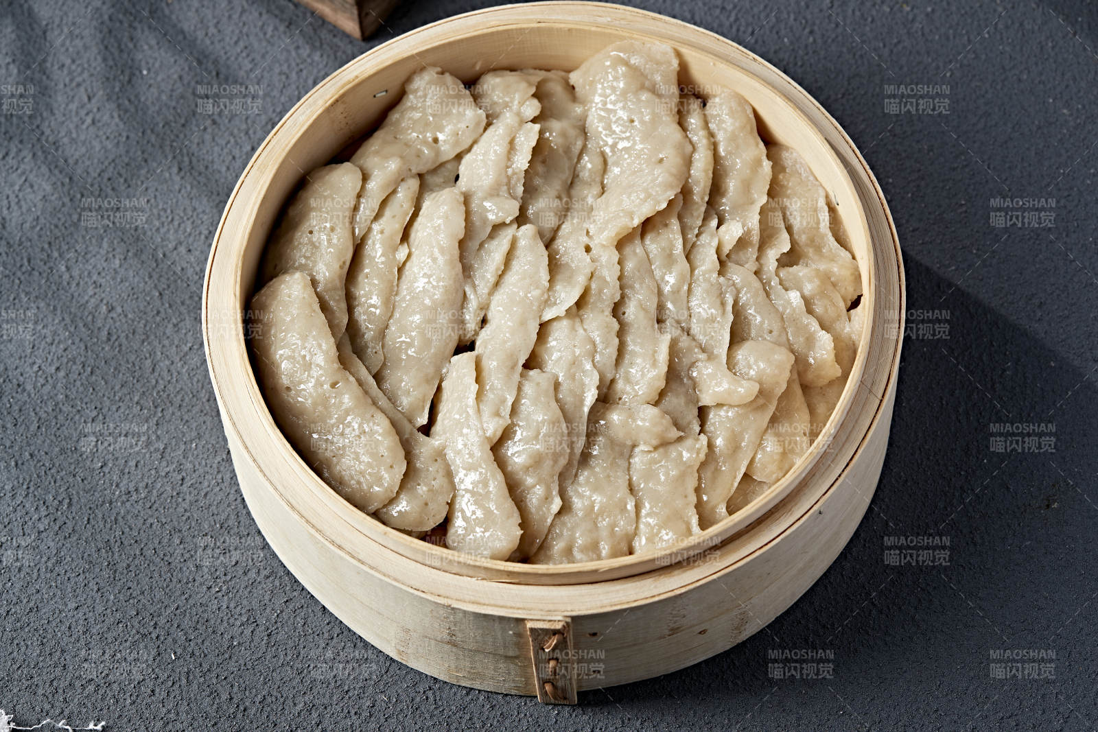 蒸笼里的美味饺子图片