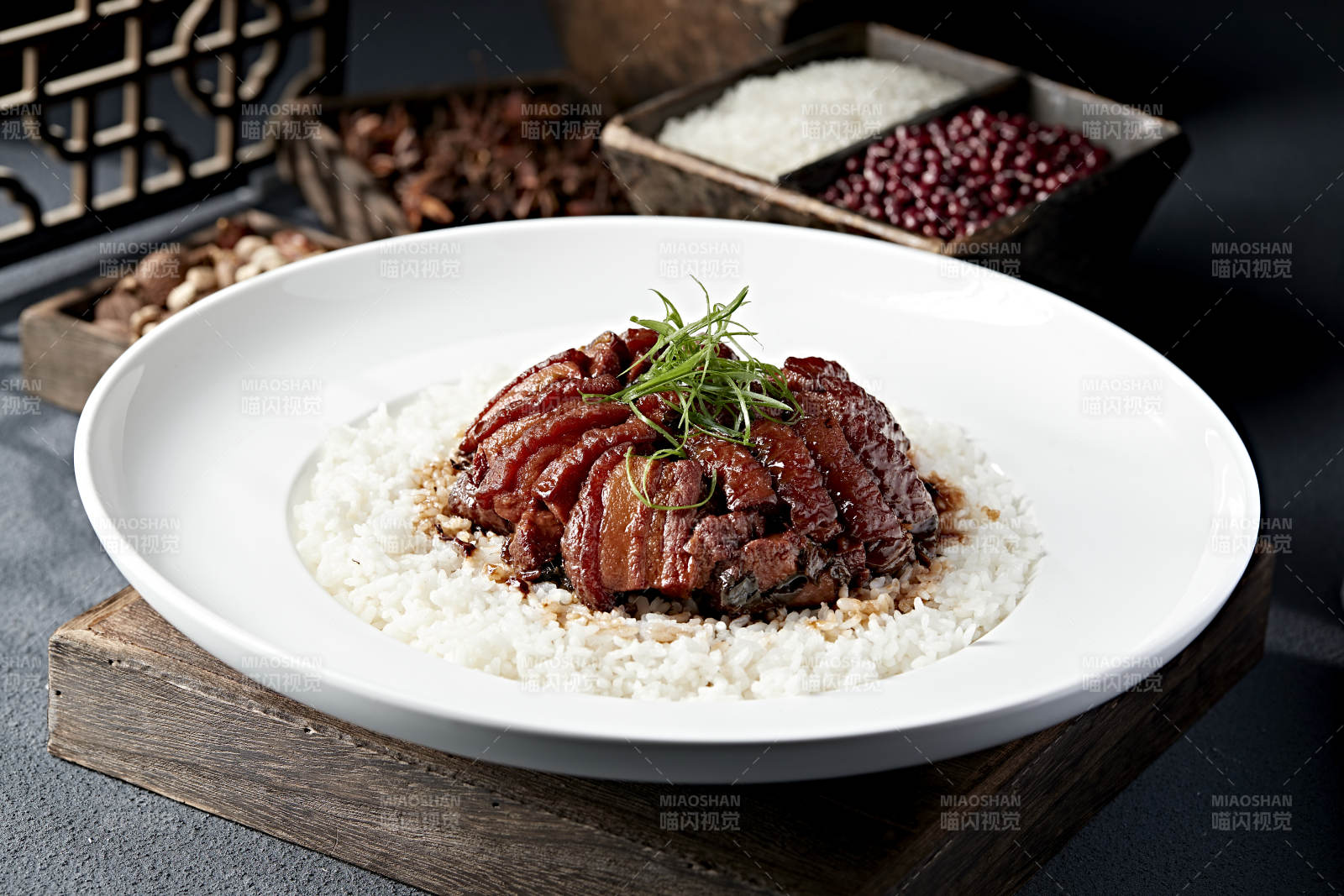 红烧扣肉捞白饭图片