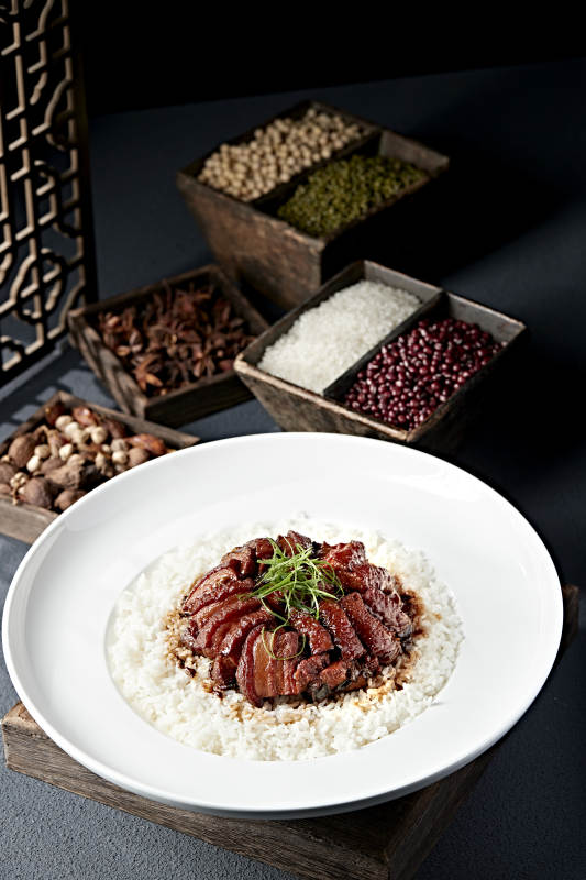 红烧扣肉捞白饭图片