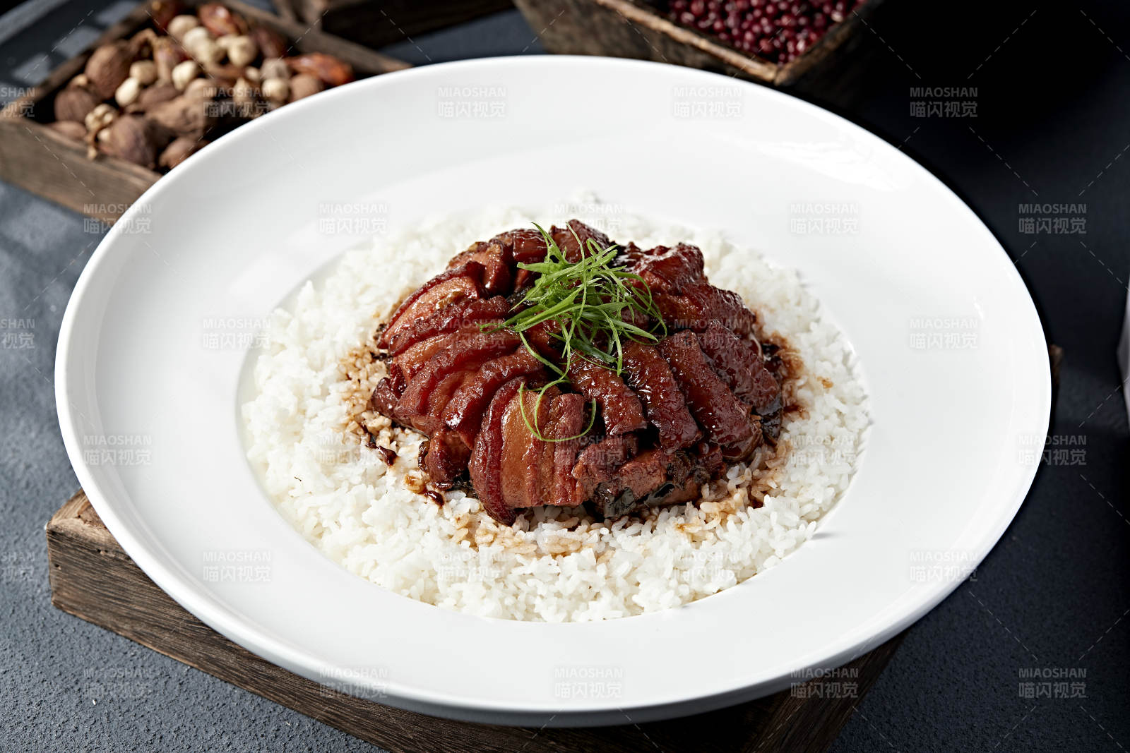 红烧扣肉捞白饭图片