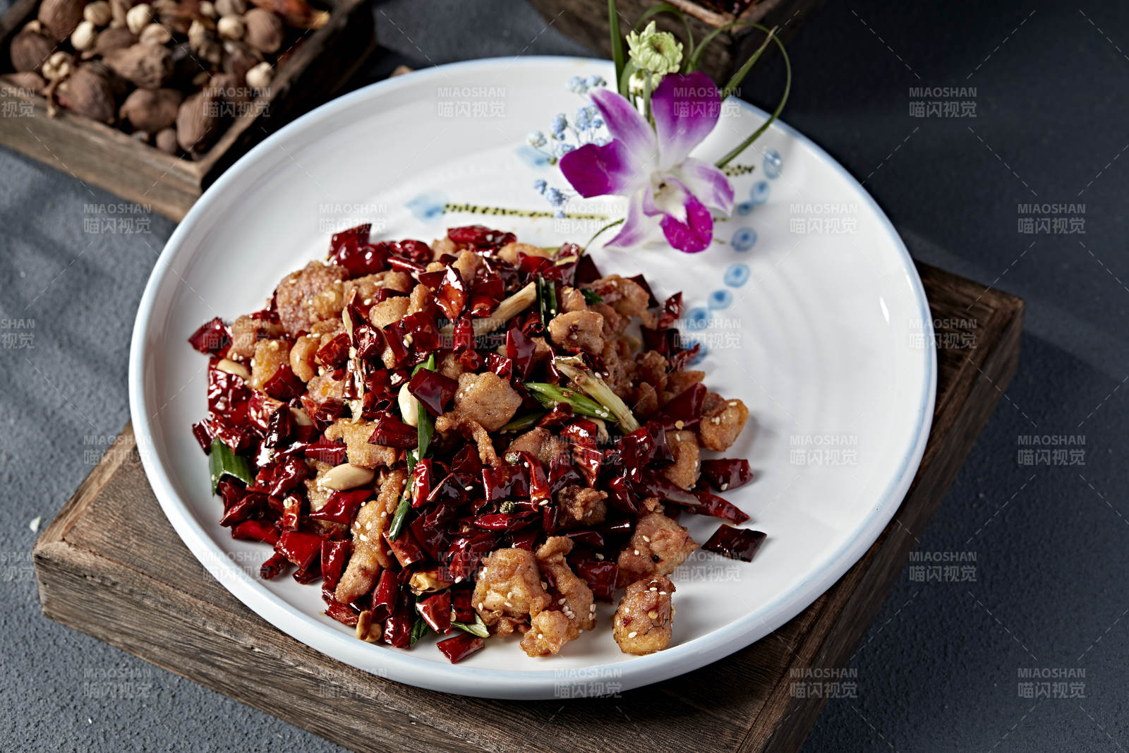 川香辣果仁子鸡丁图片