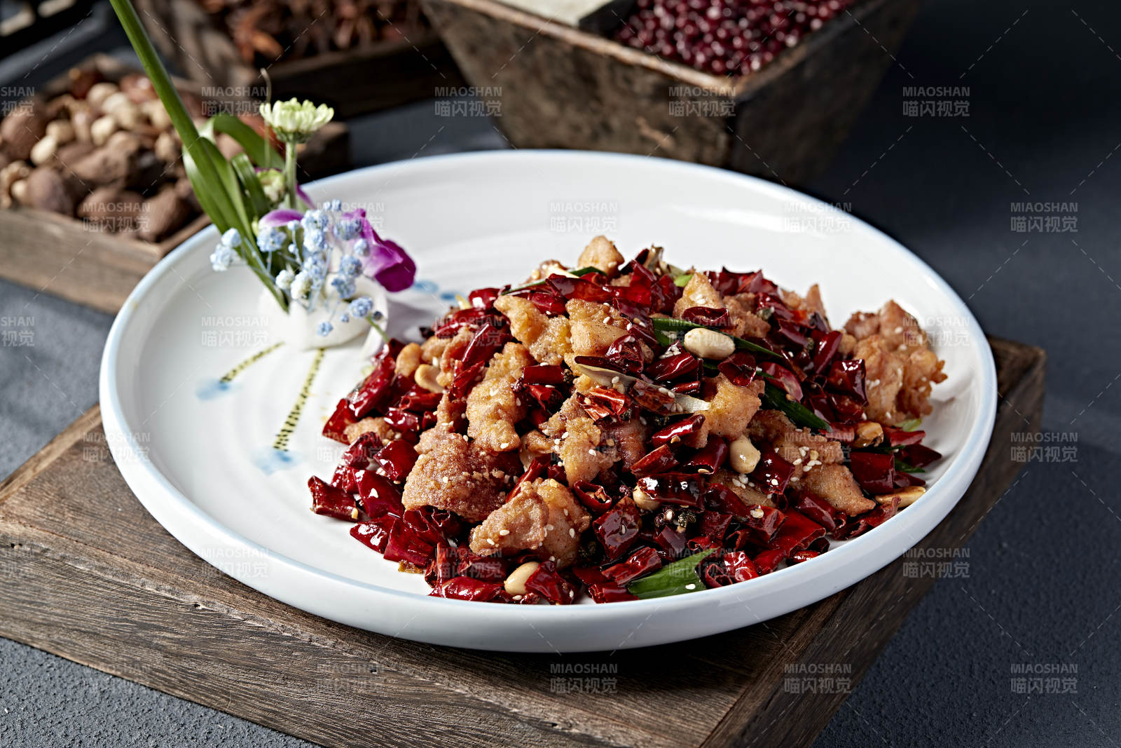 川香辣果仁子鸡丁图片