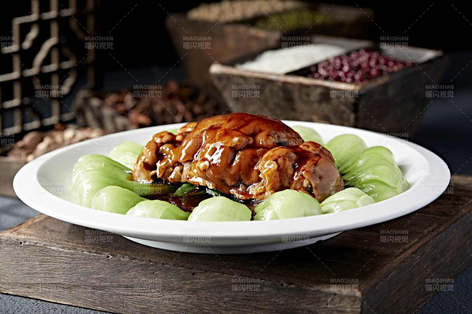 仿形菜浇汁红烧猪肘子图片