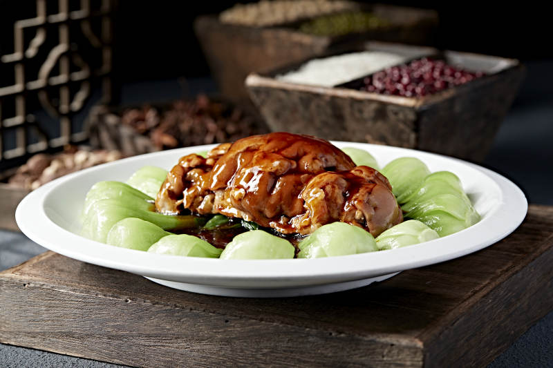 仿形菜浇汁红烧猪肘子图片