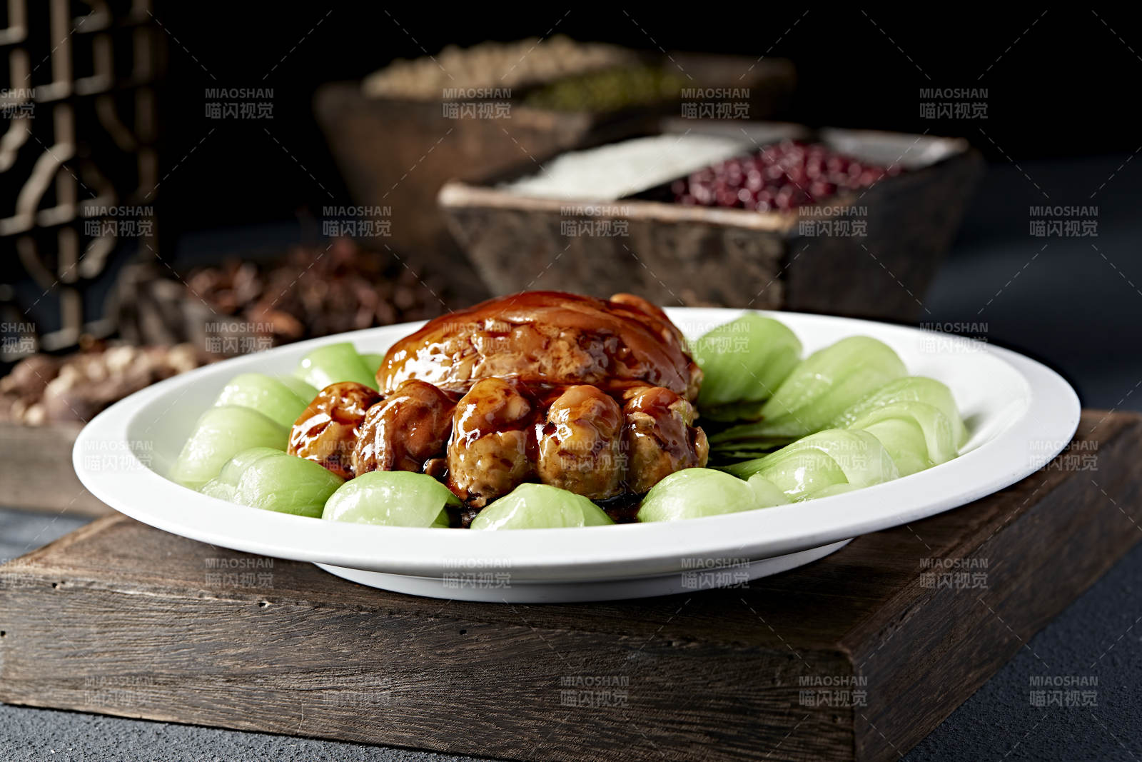 仿形菜浇汁红烧猪肘子图片