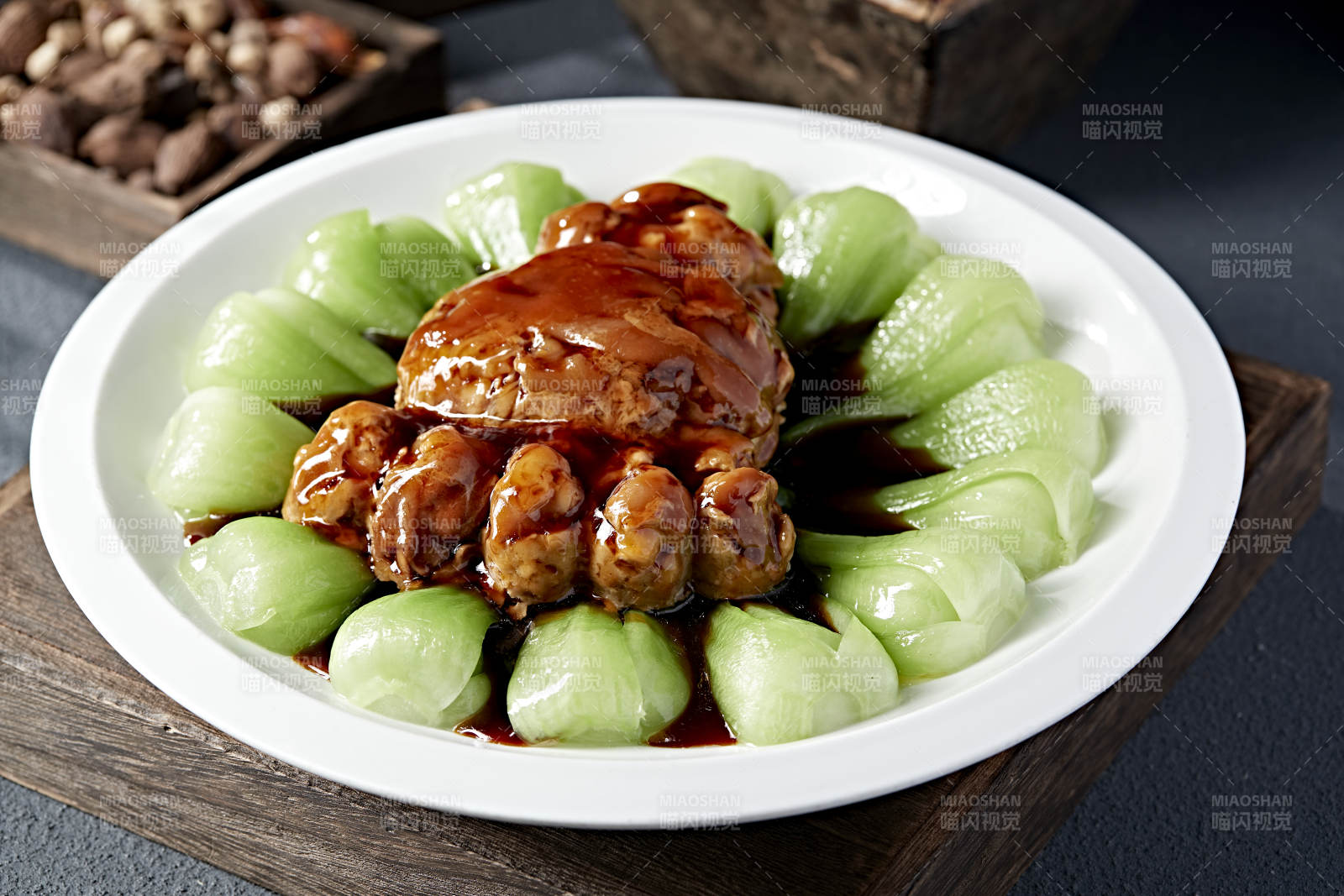 仿形菜浇汁红烧猪肘子图片