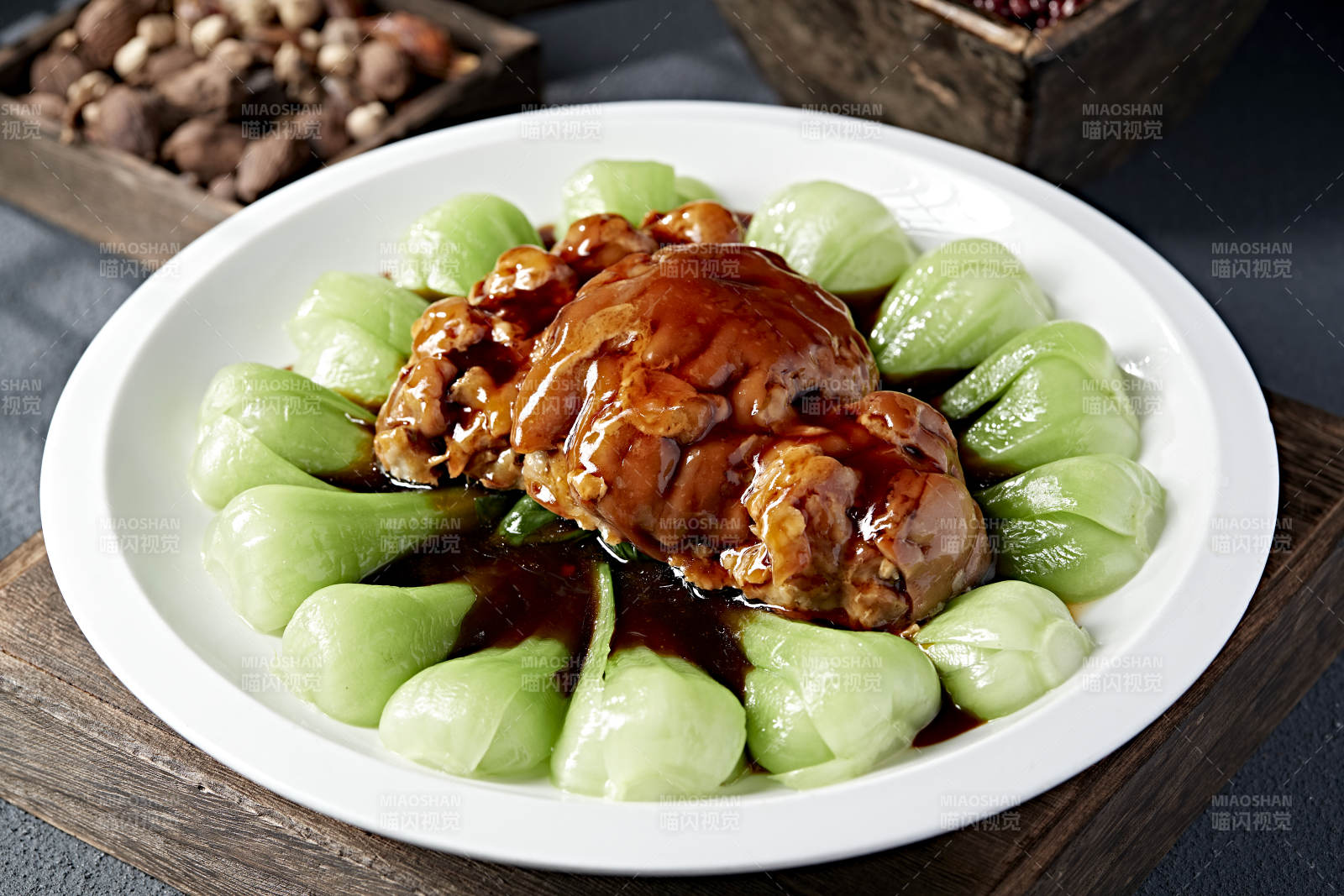 仿形菜浇汁红烧猪肘子图片