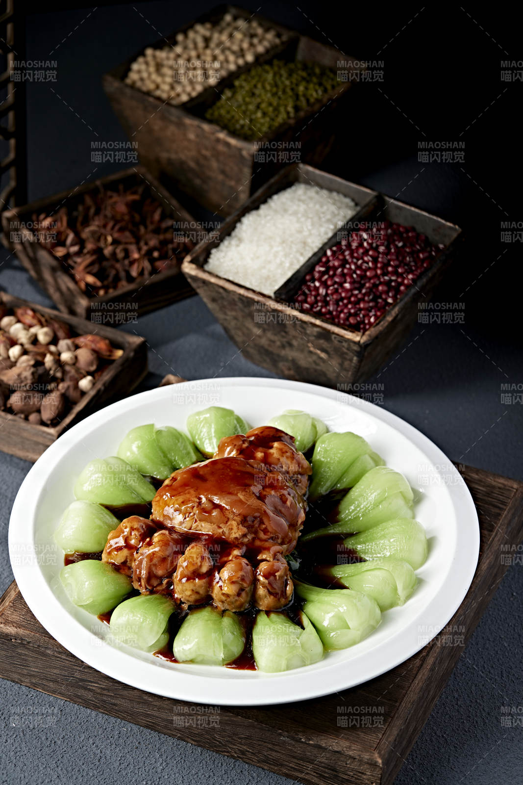 仿形菜浇汁红烧猪肘子图片