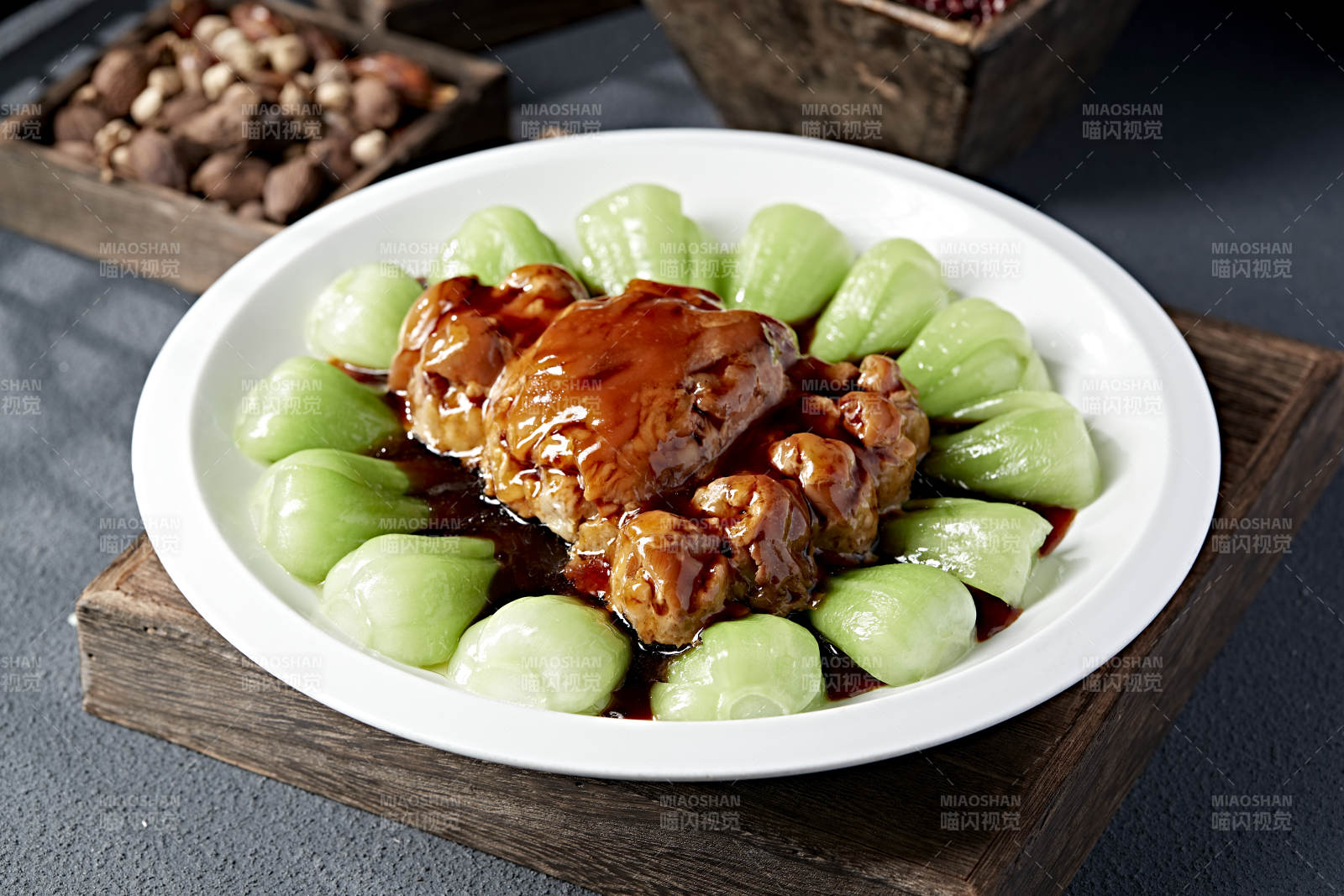 仿形菜浇汁红烧猪肘子图片