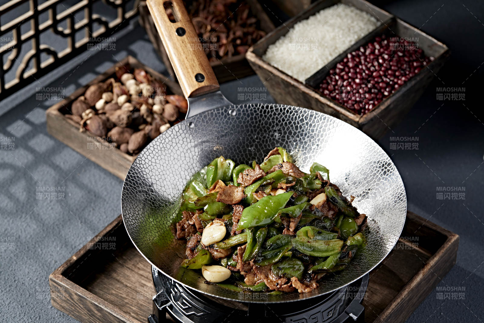 酱爆蒜子青辣椒五花肉片图片