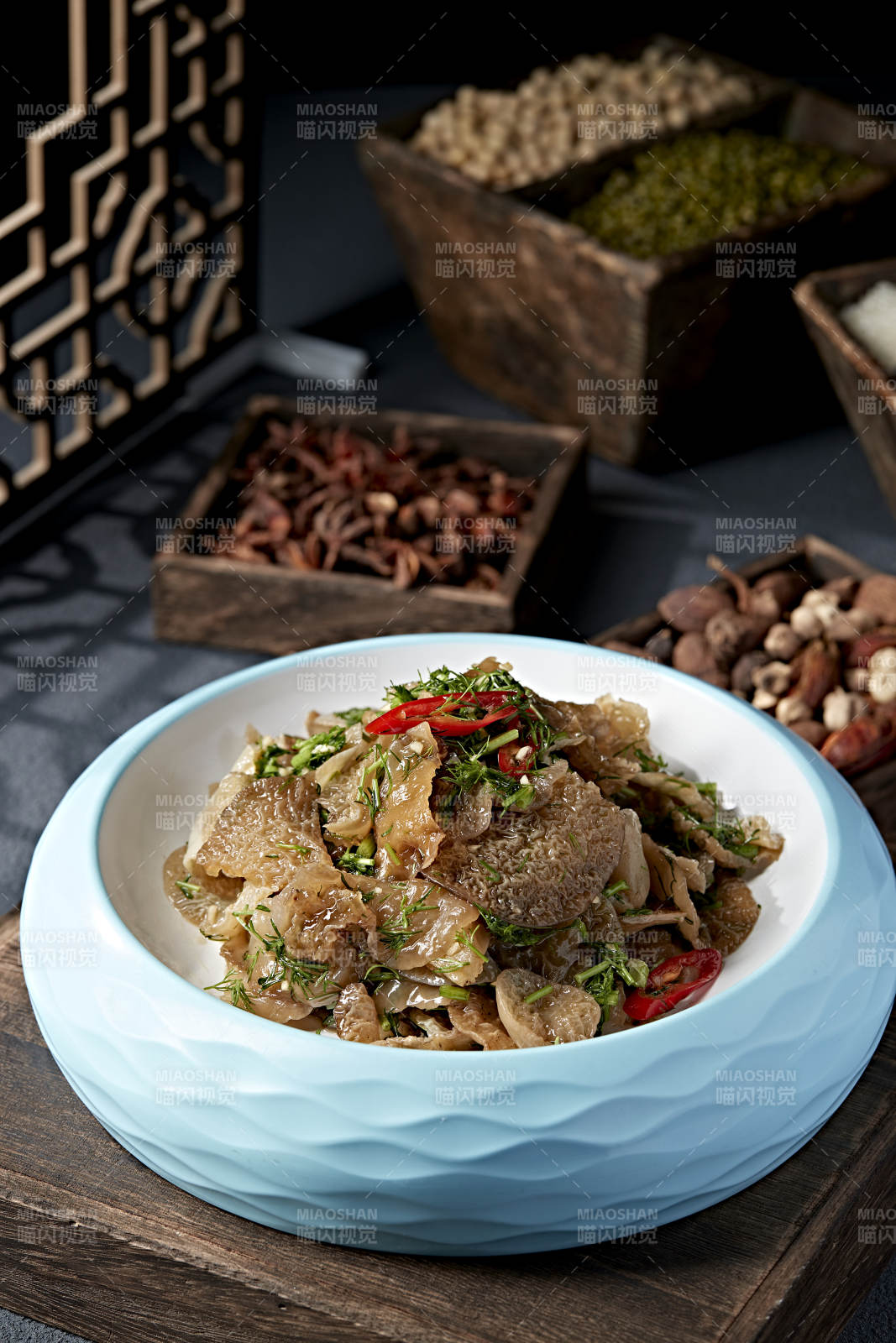 精美凉菜茴香碎凉拌菊花菌图片