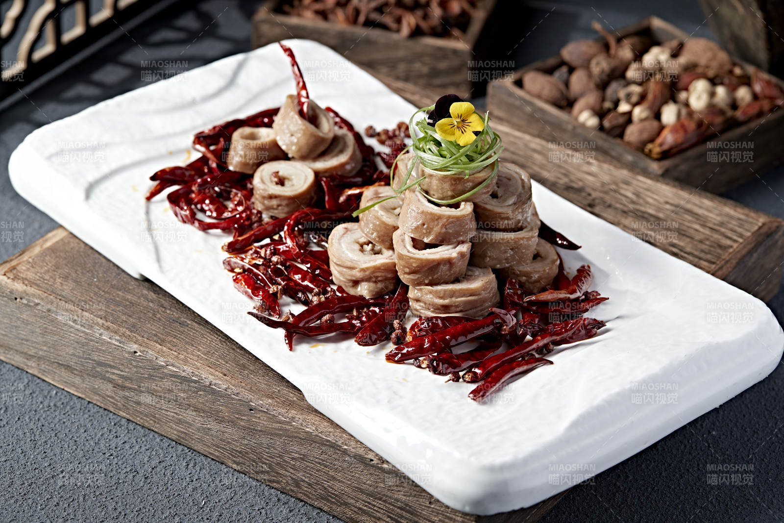 精美凉菜香辣卤水大肠头猪大肠图片