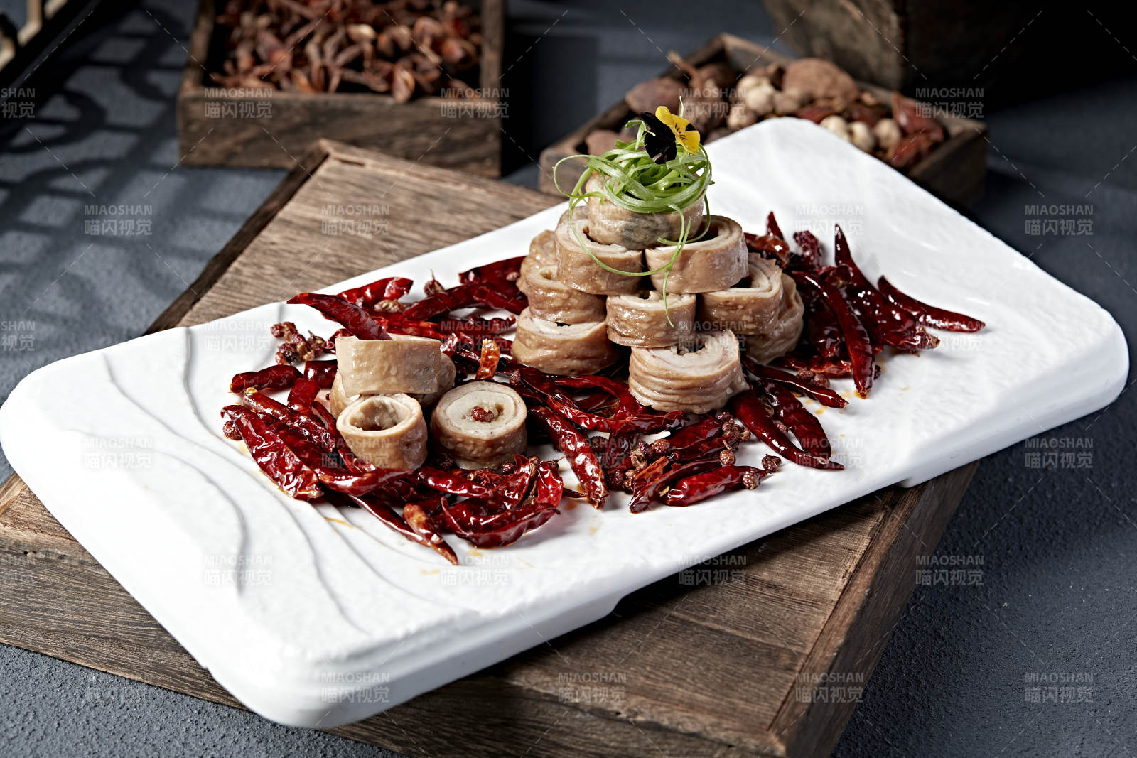 精美凉菜香辣卤水大肠头猪大肠图片