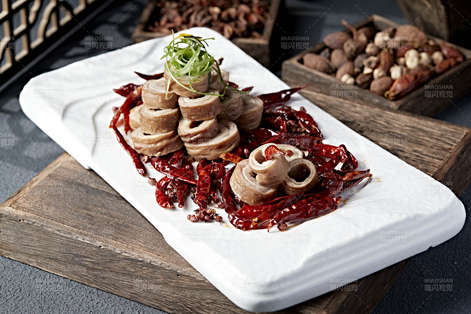 精美凉菜香辣卤水大肠头猪大肠图片