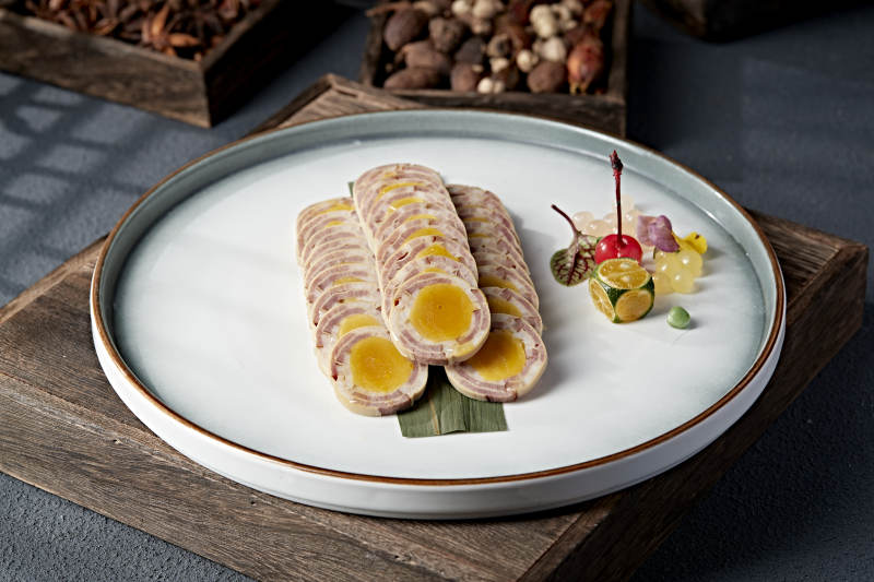 美味凉菜培根蛋黄卷切片图片