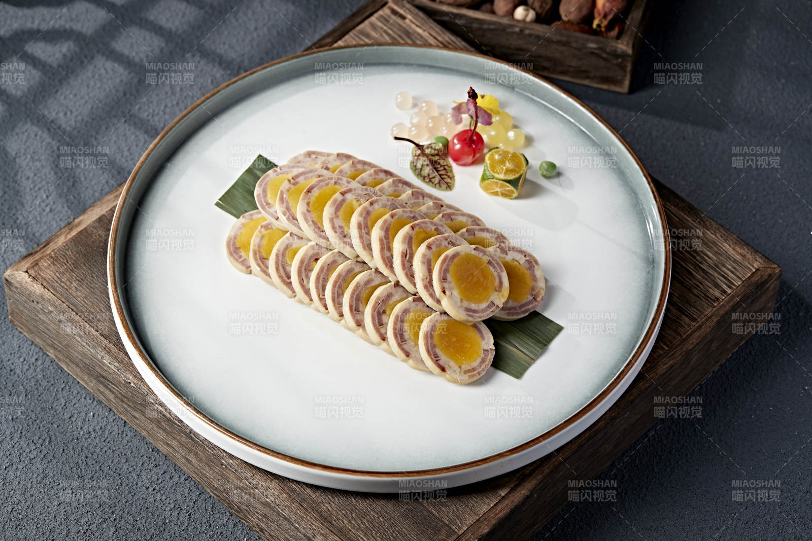 美味凉菜培根蛋黄卷切片图片