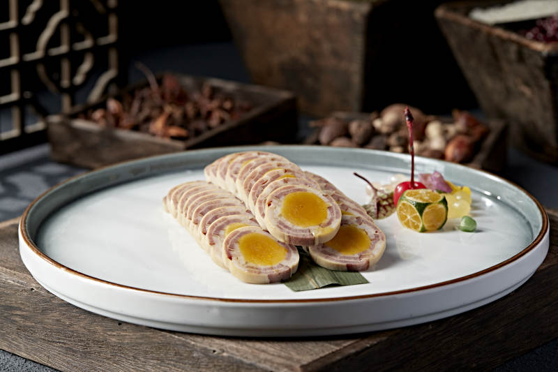 美味凉菜培根蛋黄卷切片图片