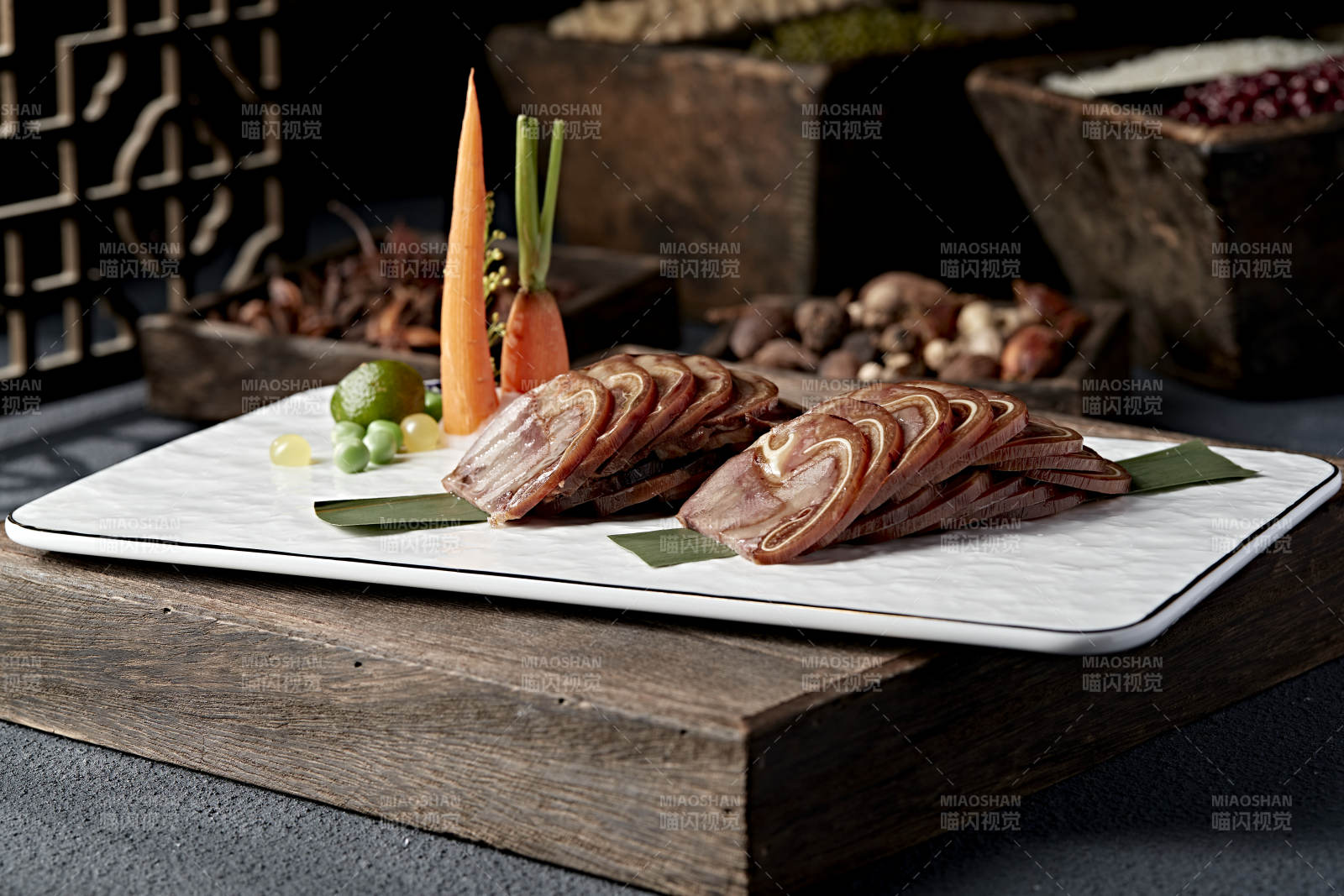 精美凉菜压猪耳肘花卷切片图片