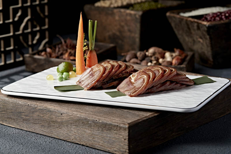 精美凉菜压猪耳肘花卷切片图片