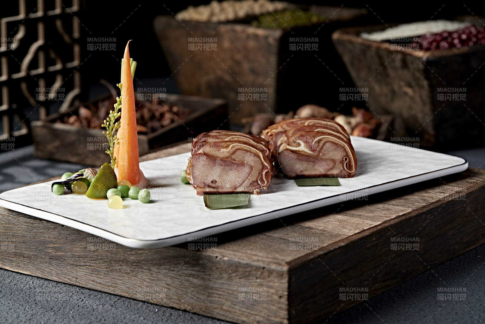 精美凉菜压猪耳肘花卷切片图片