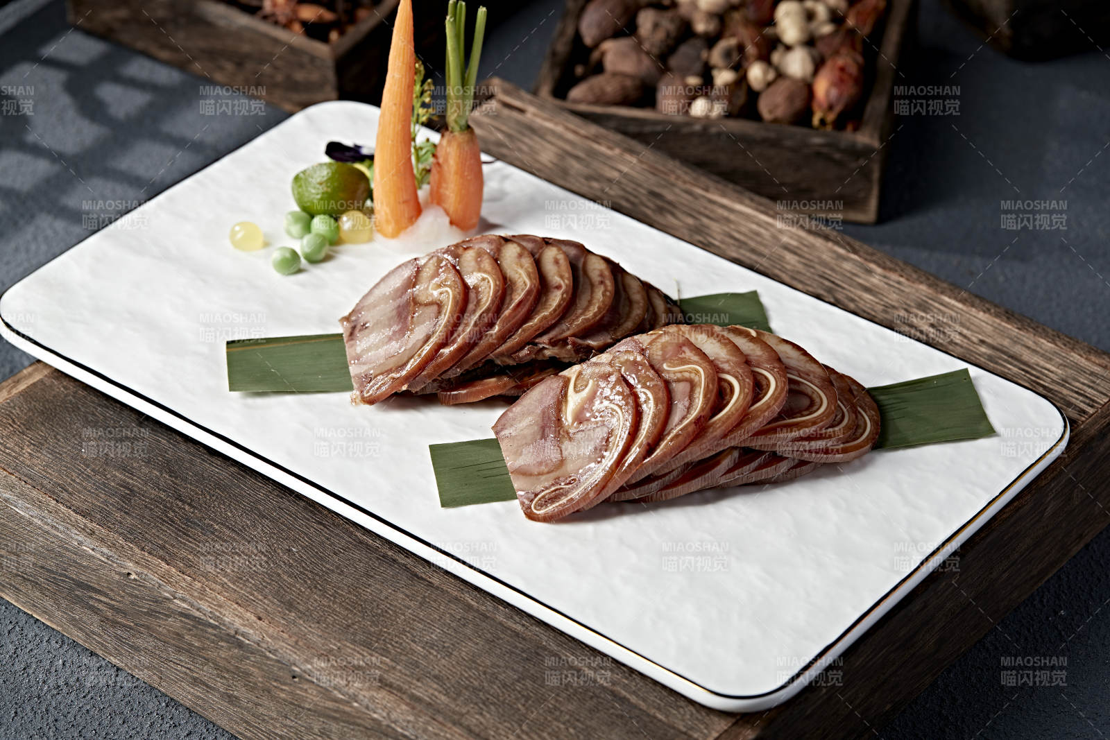 精美凉菜压猪耳肘花卷切片图片