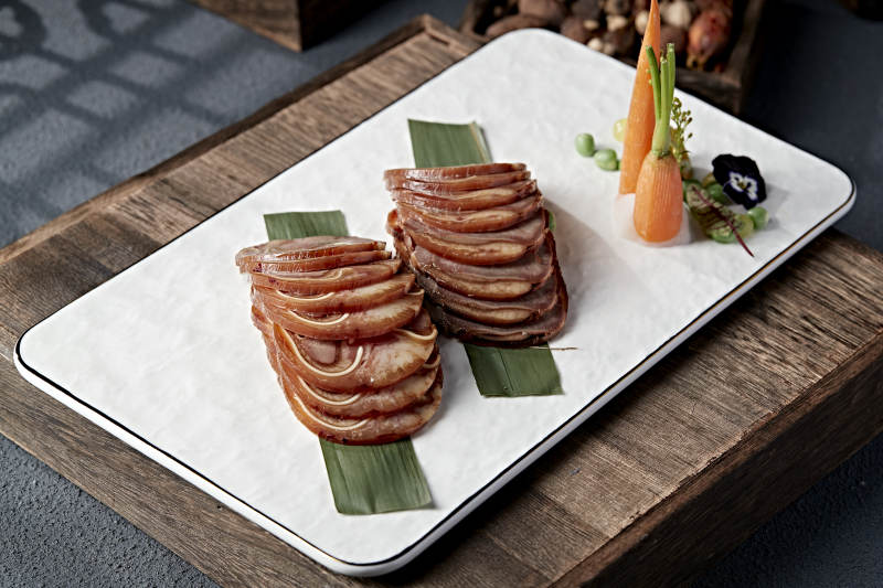 精美凉菜压猪耳肘花卷切片图片