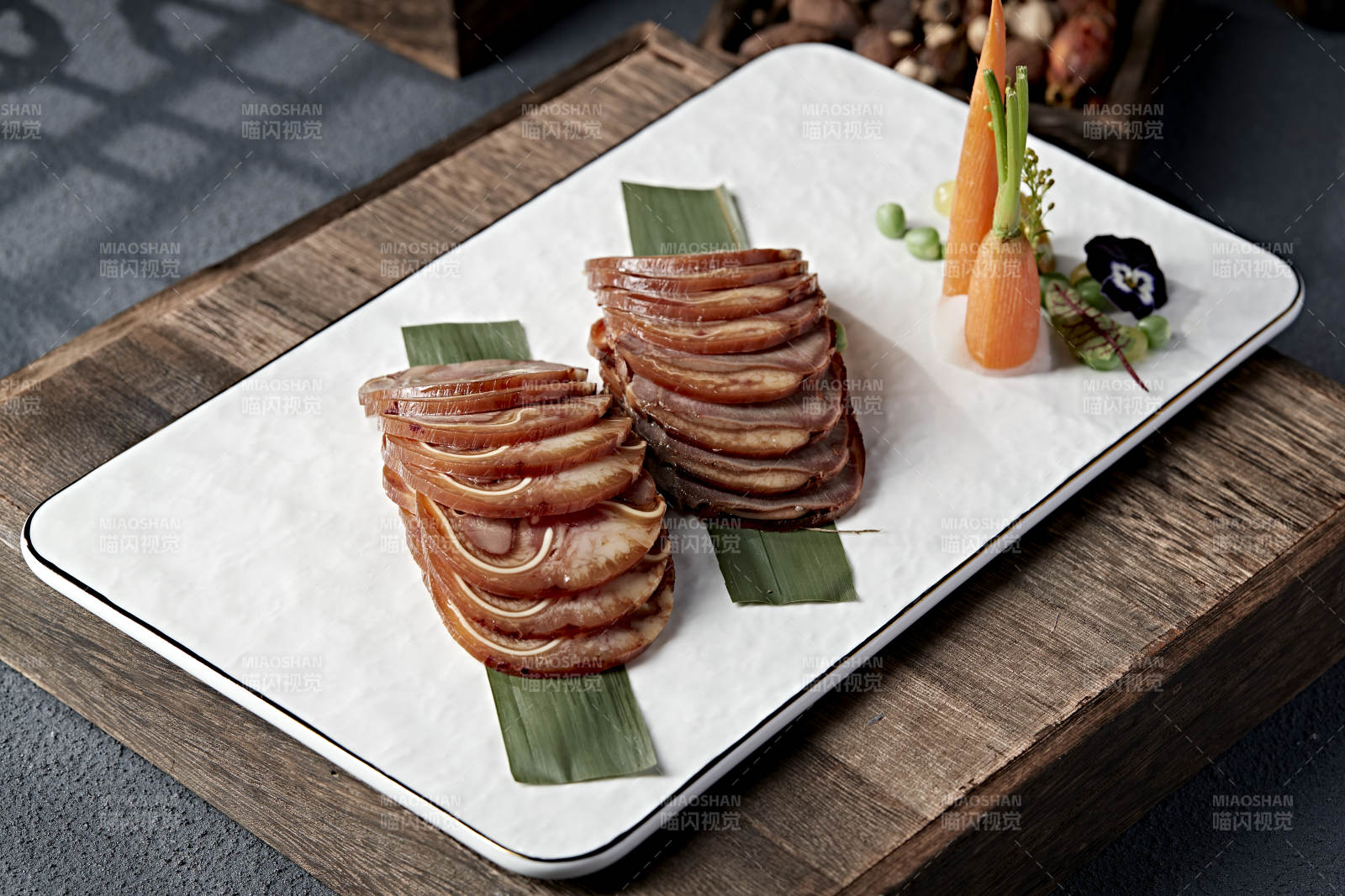 精美凉菜压猪耳肘花卷切片图片