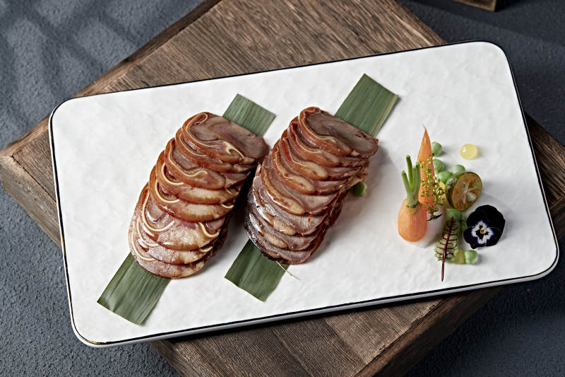 精美凉菜压猪耳肘花卷切片图片
