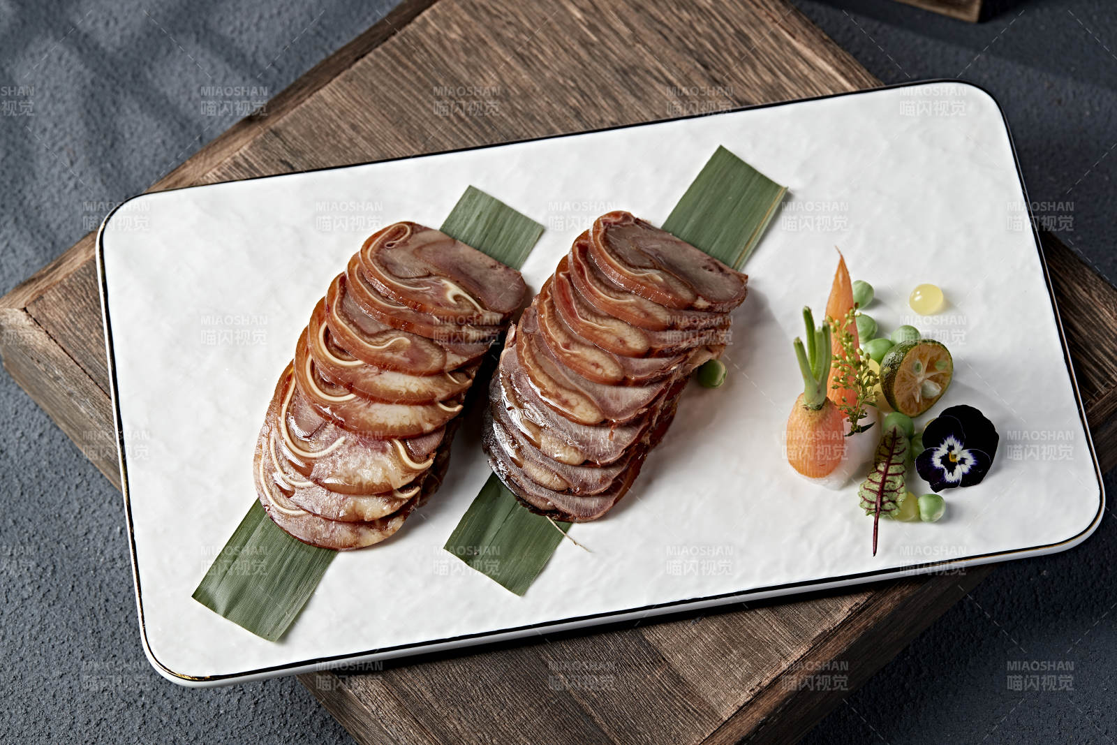 精美凉菜压猪耳肘花卷切片图片