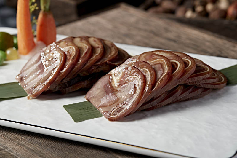 精美凉菜压猪耳肘花卷切片图片