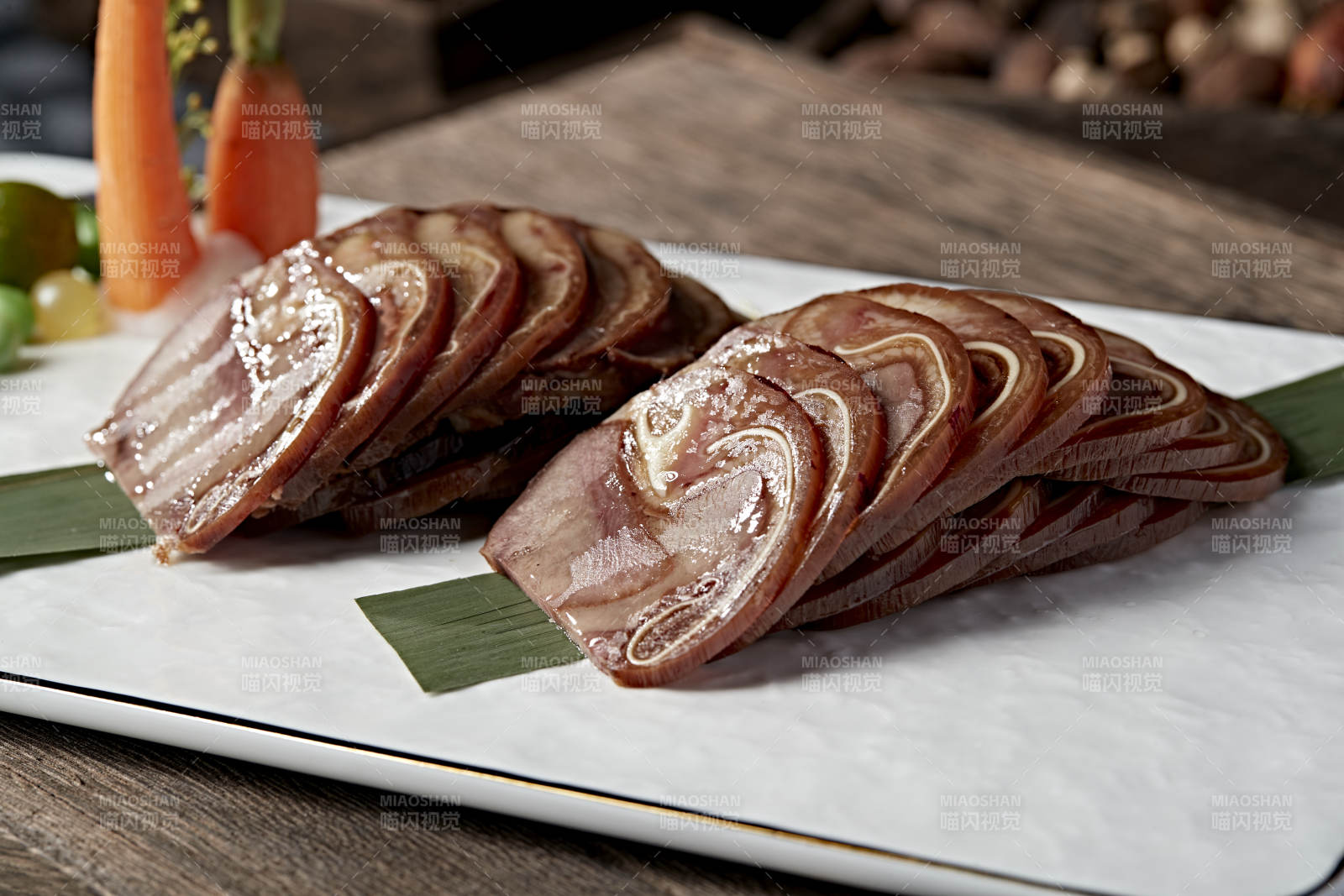 精美凉菜压猪耳肘花卷切片图片