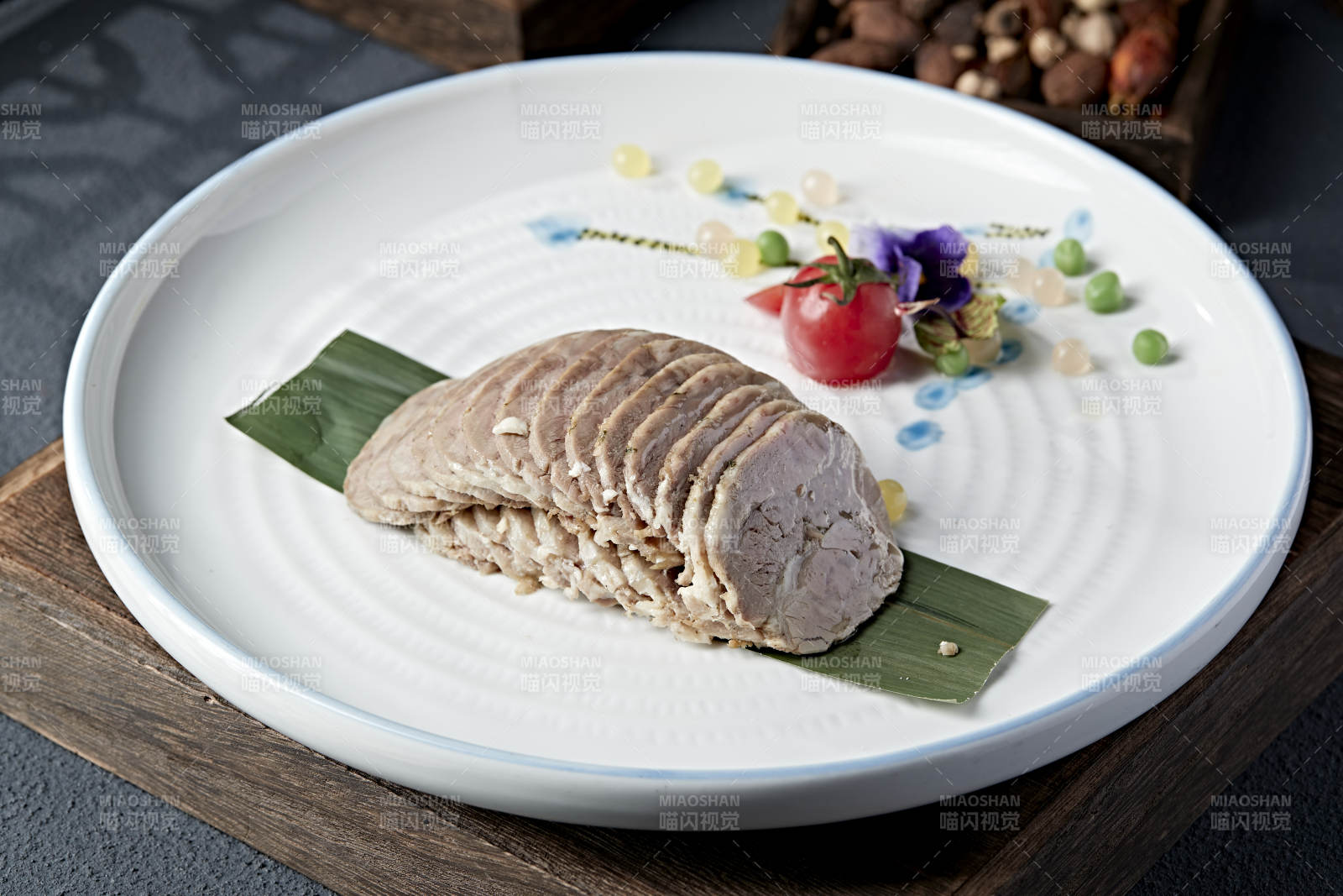 美味凉菜清水羊肉皮冻卷切片图片