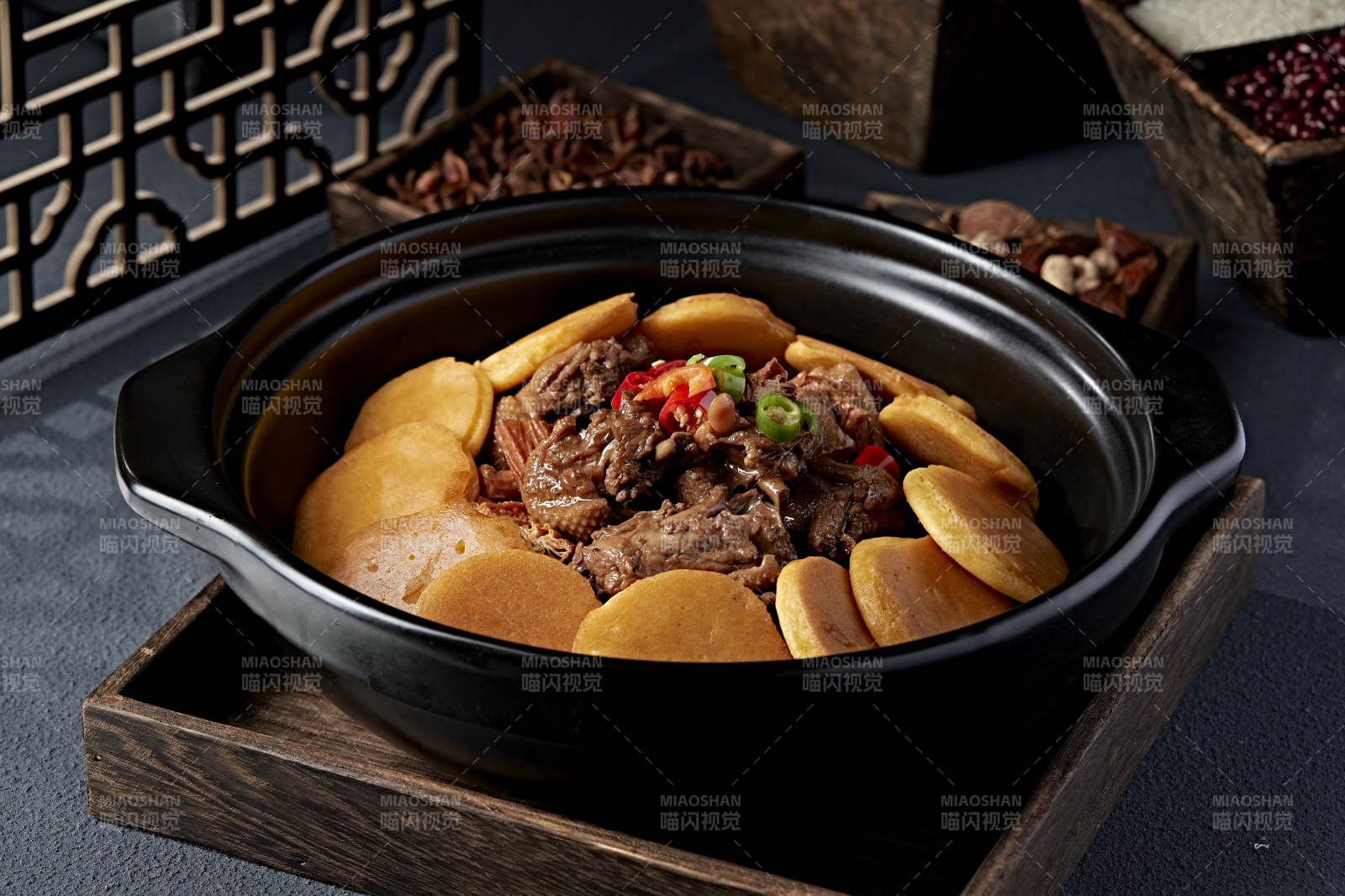 砂锅红烧柴鸡块配玉米贴饼子图片