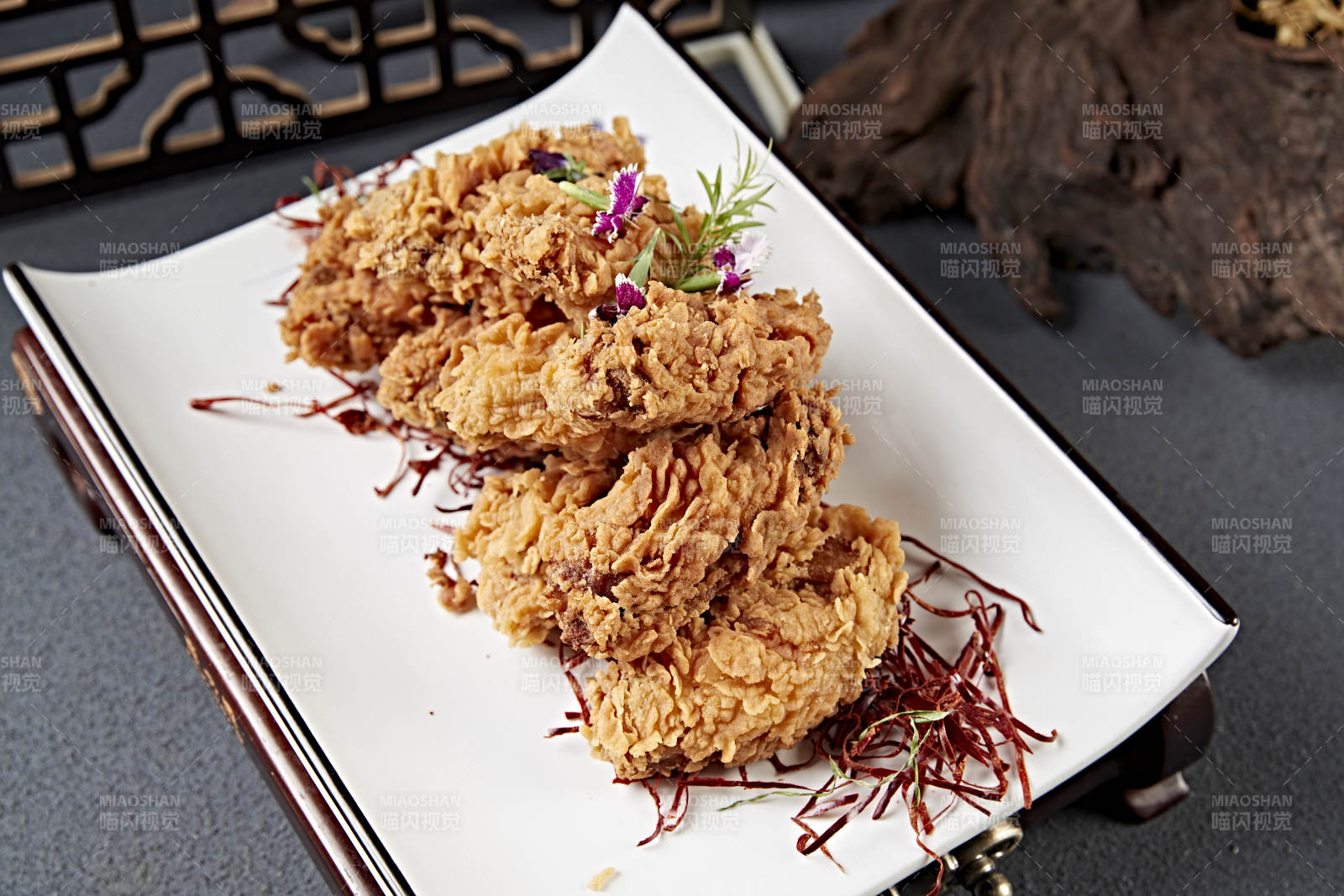 香辣干炸鸡翅中图片