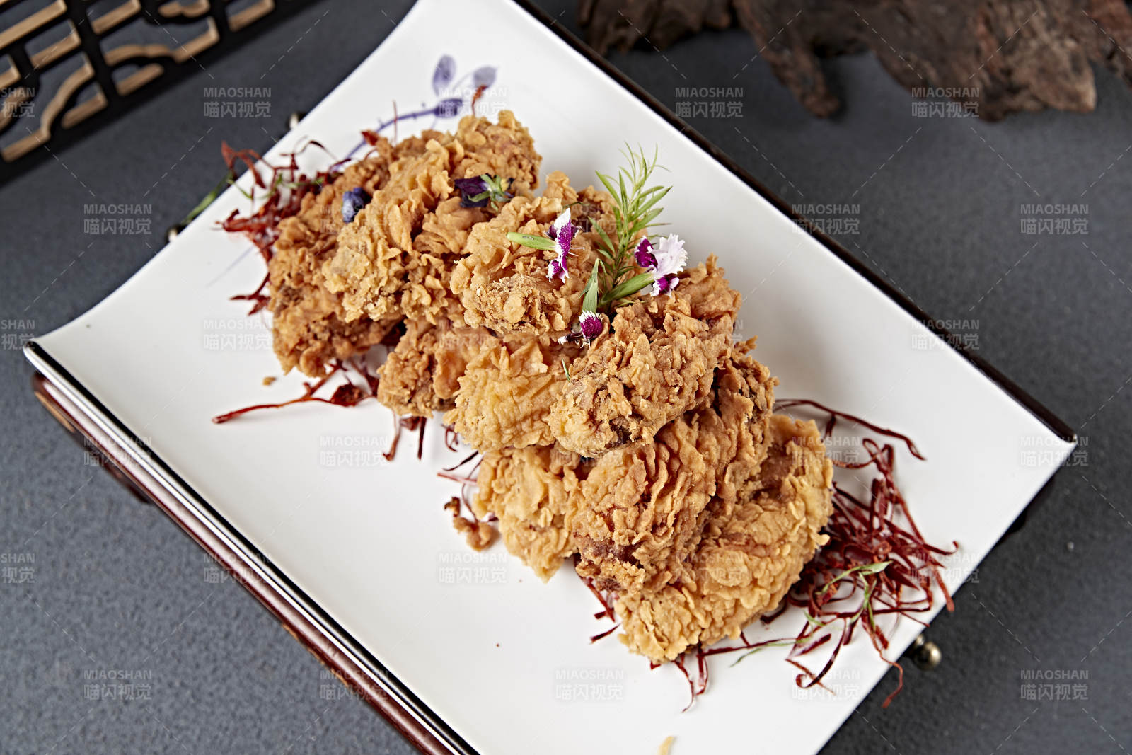 香辣干炸鸡翅中图片