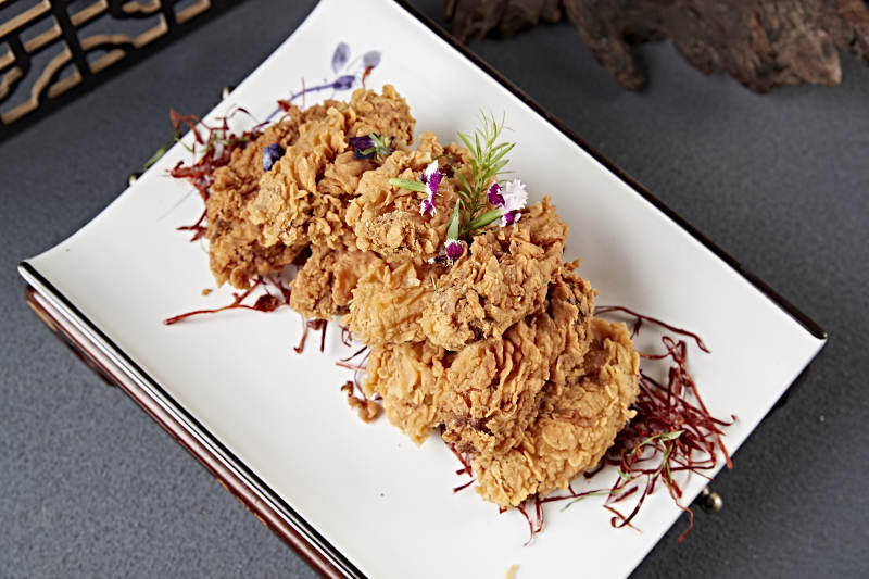 香辣干炸鸡翅中图片