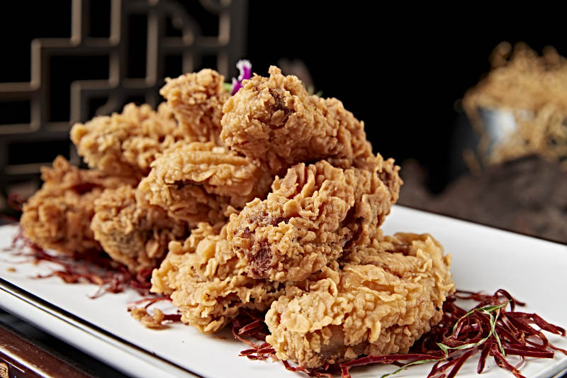 香辣干炸鸡翅中图片