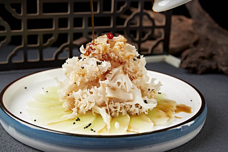 美味凉菜浇汁银耳拌笋片图片