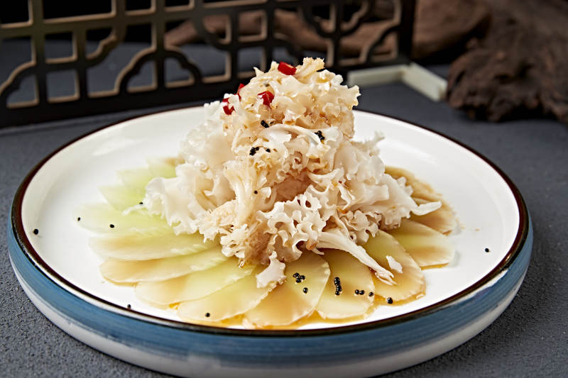 美味凉菜浇汁银耳拌笋片图片