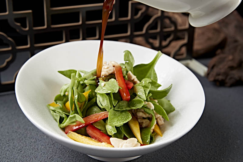 浇汁彩椒桃仁炝拌穿心莲图片