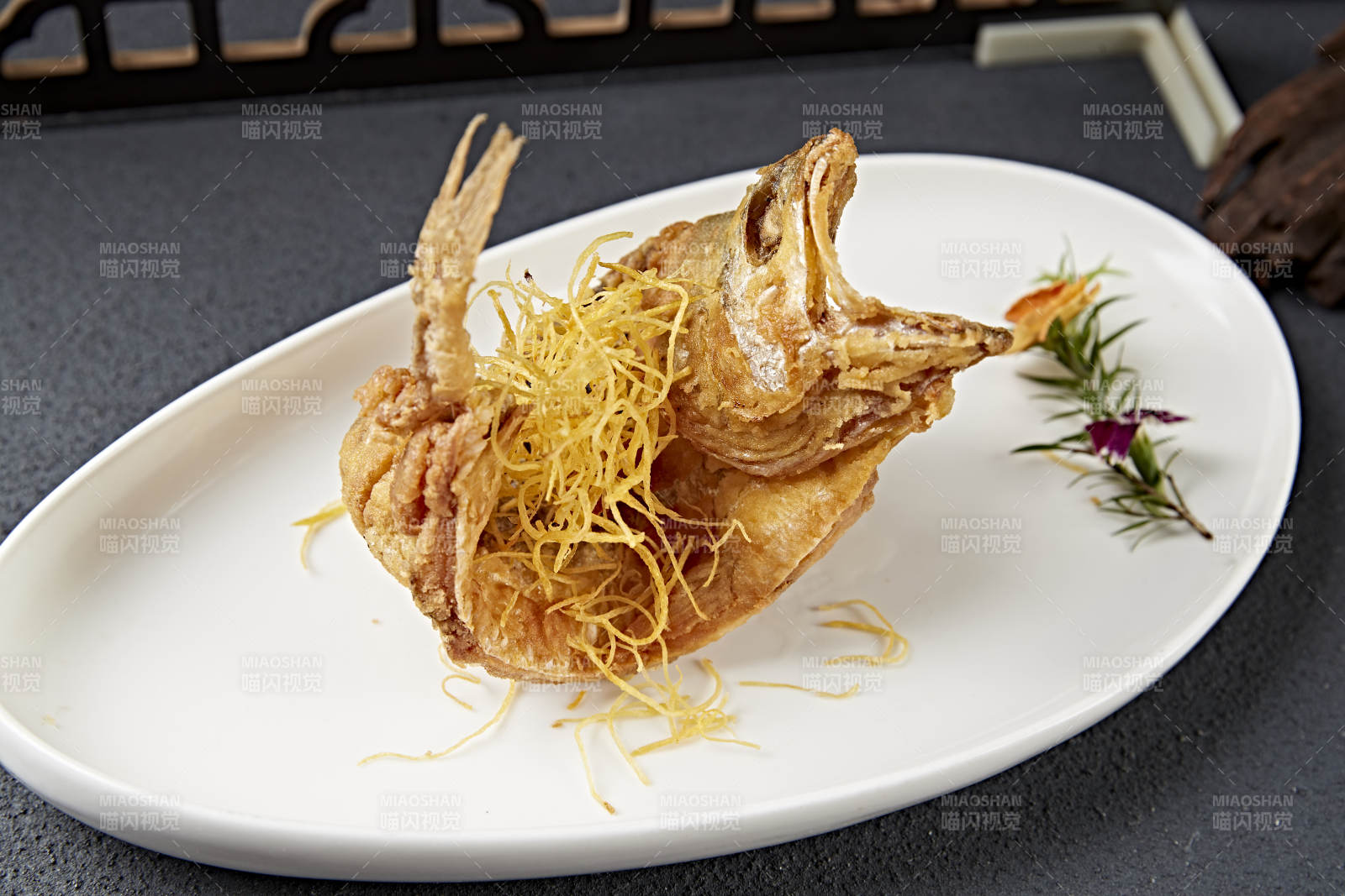 干炸野生海黄鱼图片